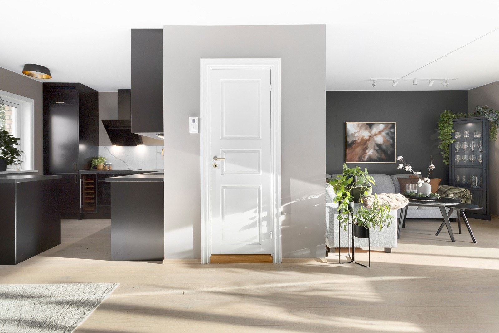 Store vindusflater tilfører stuen rikelig med naturlig lys og en særdeles god romfølelse Galleribilde