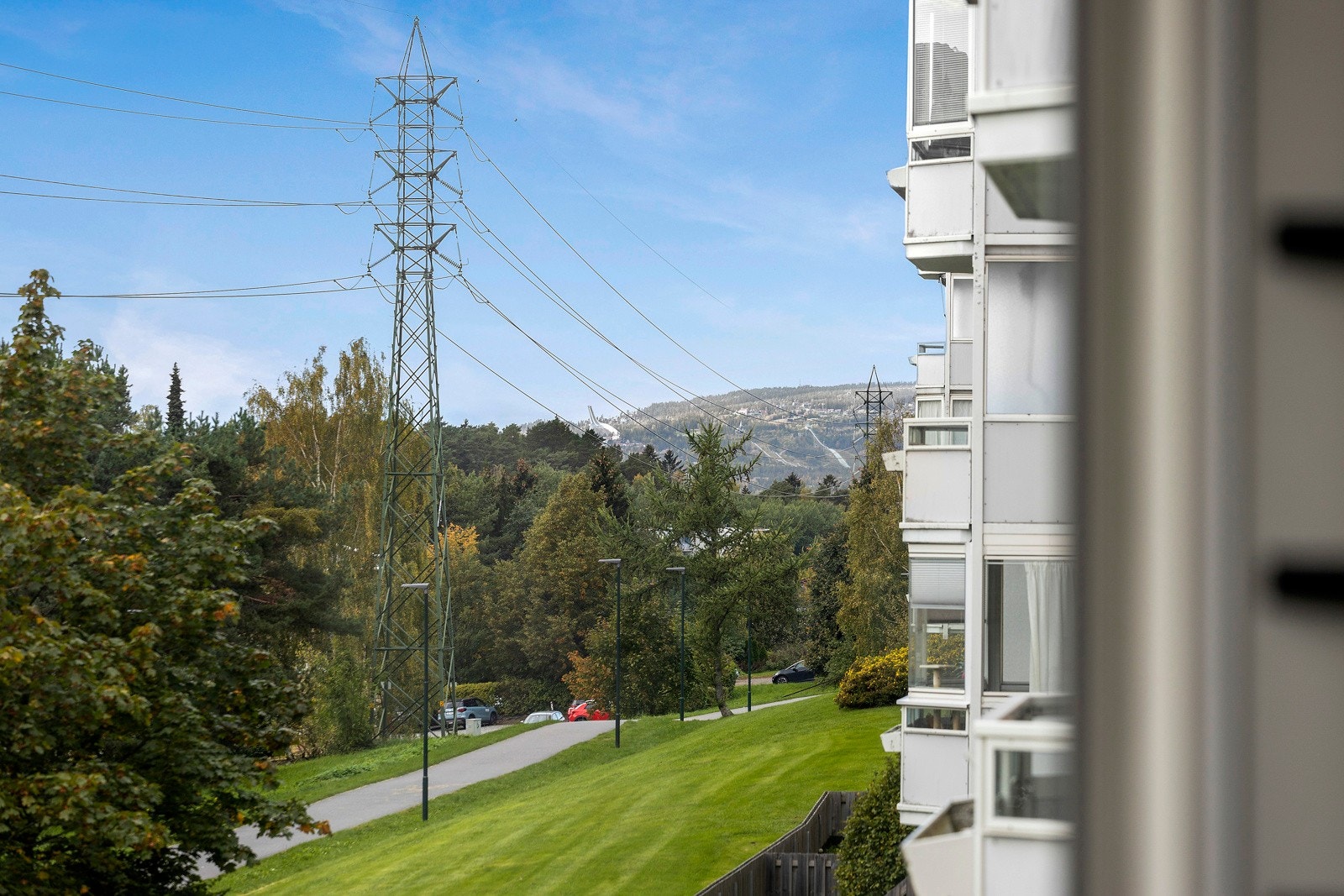 Utsikten fra balkongen mot Holmenkollen og solnedgang. Galleribilde