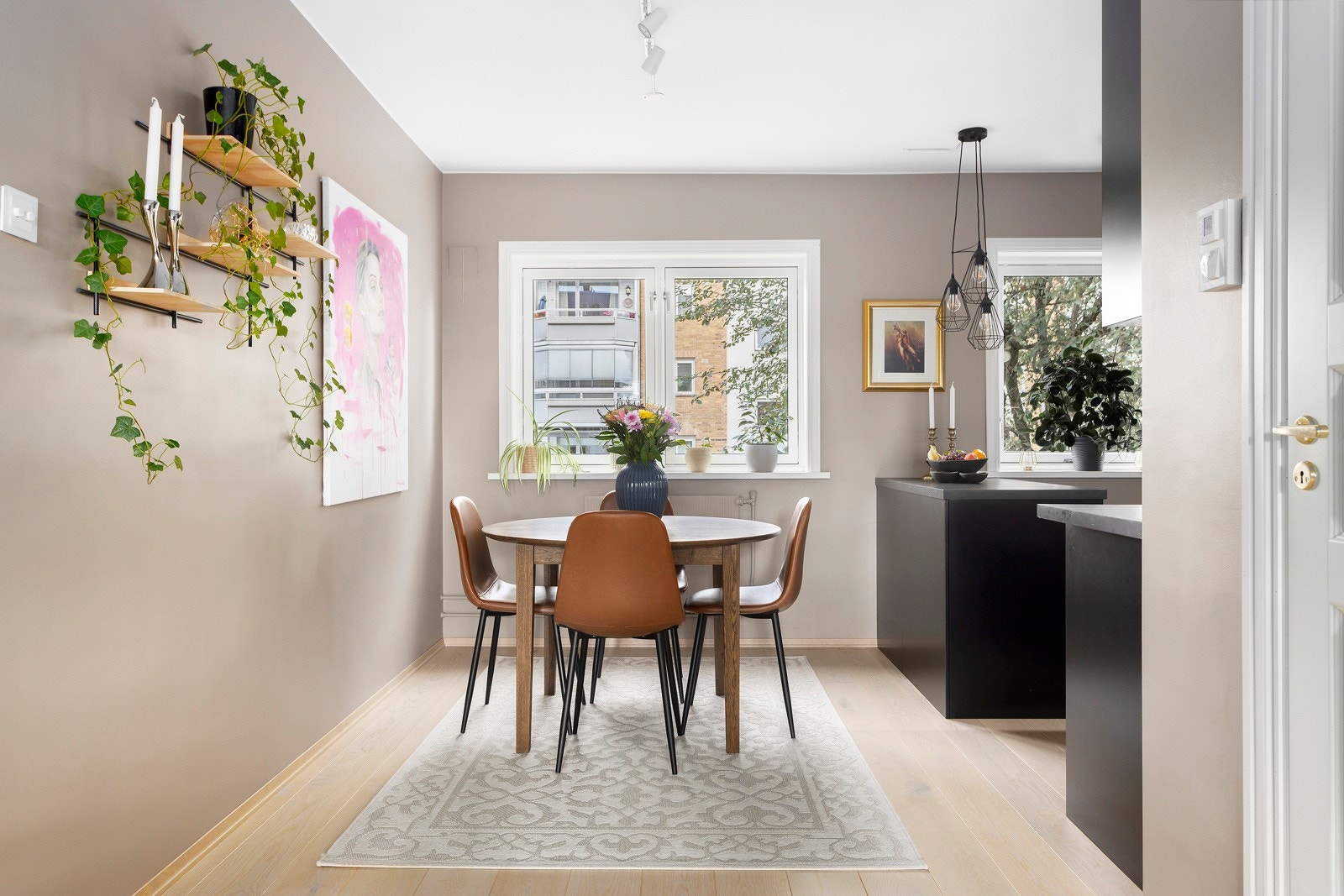 Den åpne løsningen mellom spisestue og kjøkkenet er perfekt for kombinert matlaging og underholdning av middagsgjester Galleribilde