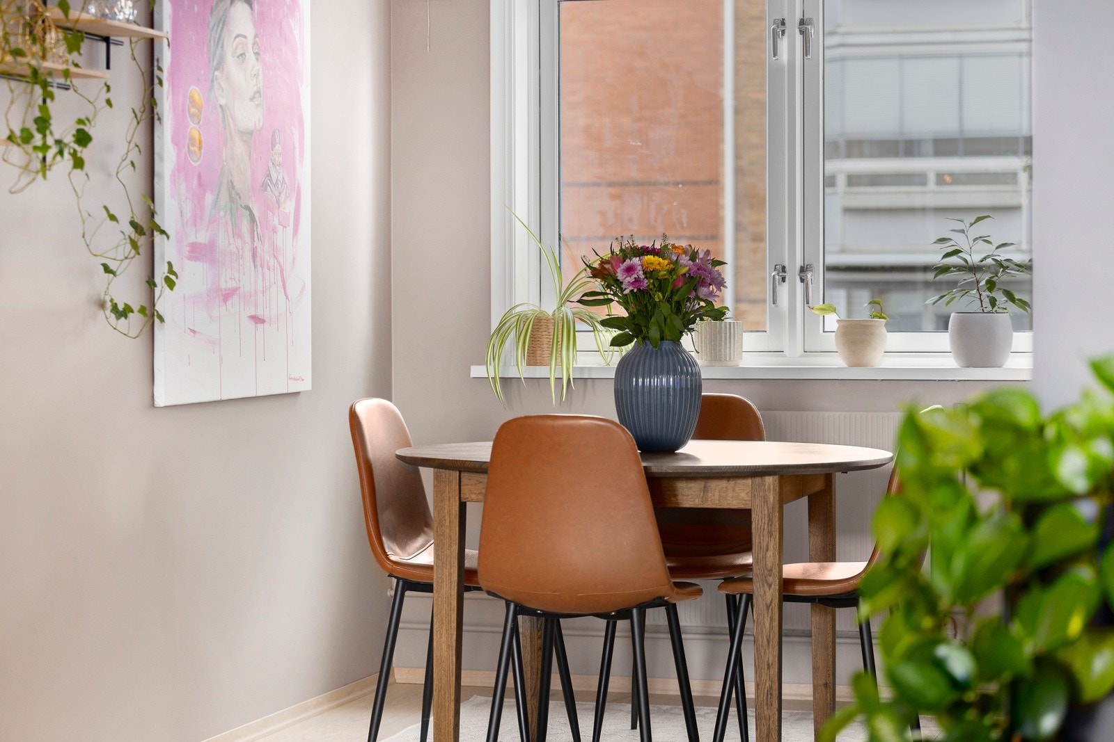 I egen sone fra stuen finner du spisestuen, med god plass til stort spisebord Galleribilde