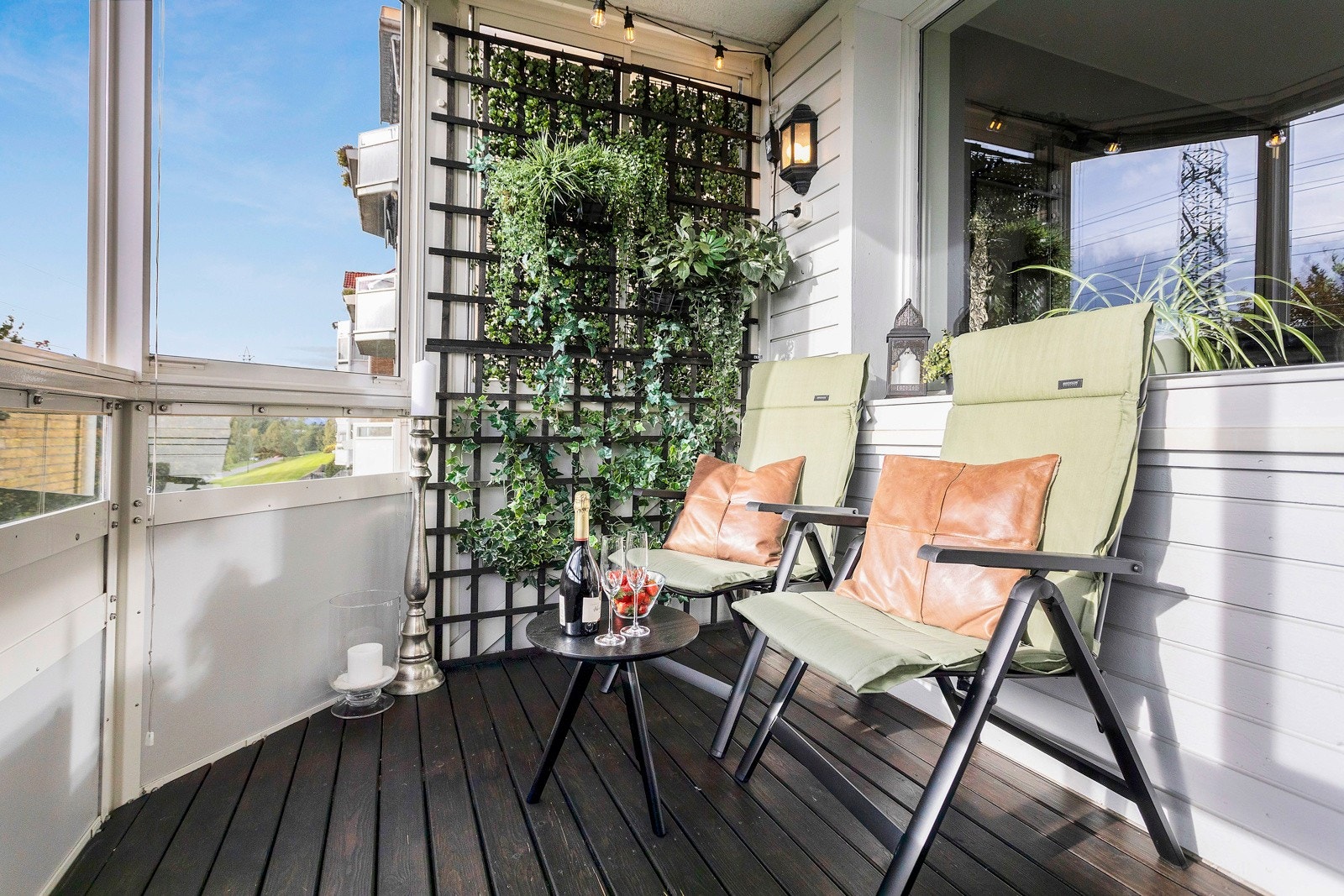 Boligblokken vender mot grøntområde hvor man har den solrike og innglassede balkongen med utgang fra stuen. Galleribilde