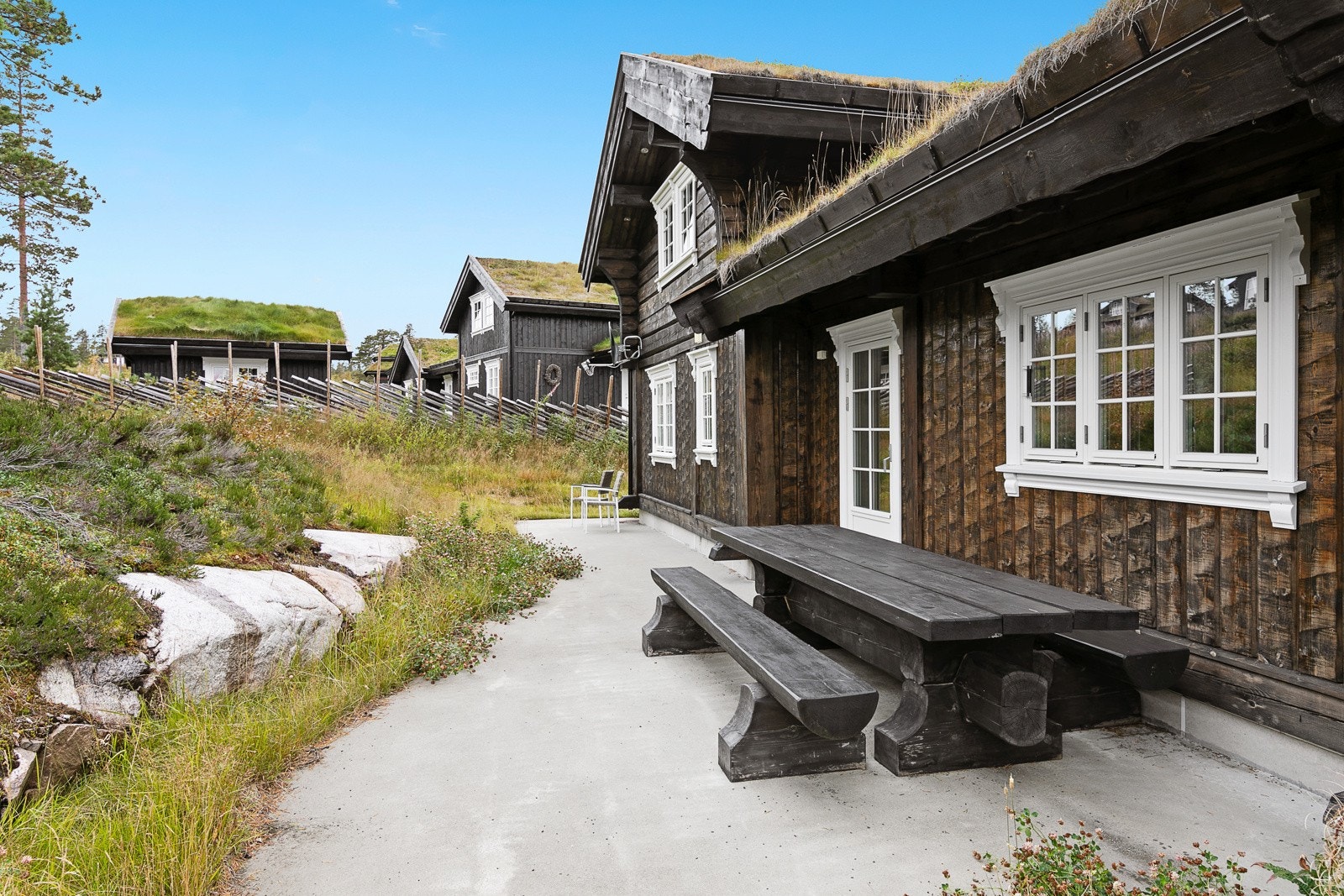 Det er fine uteplasser bak hytta Galleribilde