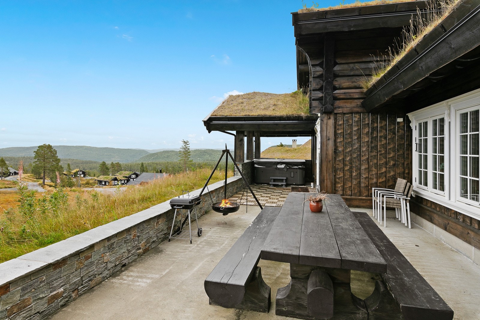 Stort støpt terrasse med plass til bålpanne, sittegrupper og jacuzzi Galleribilde