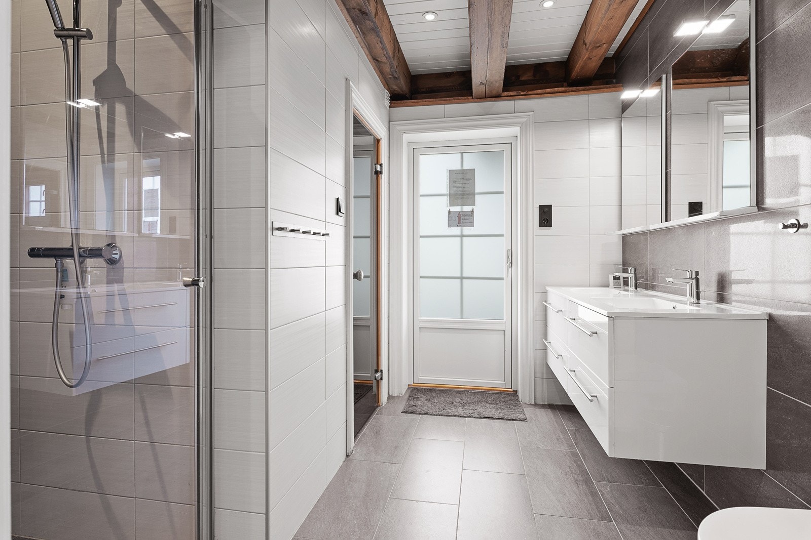 Stort bad med dobbel dusj, badstue og utgang til jacuzzi Galleribilde