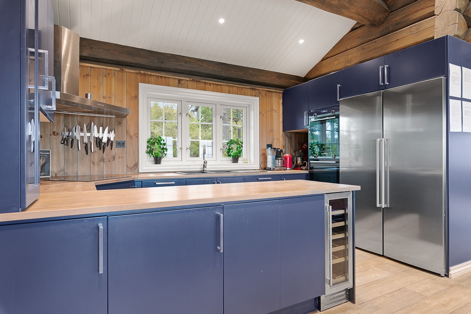 Kvalitetskjøkken med integrerte hvitevarer Galleribilde