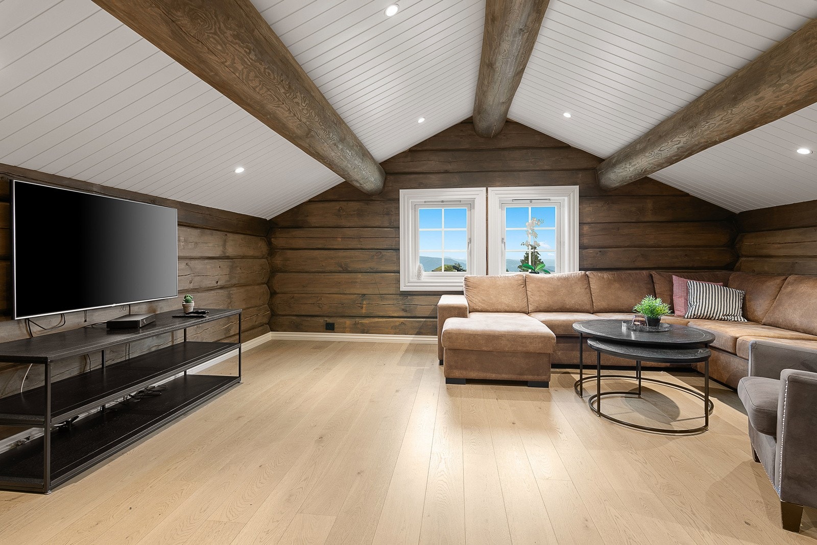 Stue oppe med plass til sittegruppe og tv. Spillrom for de minste? Galleribilde