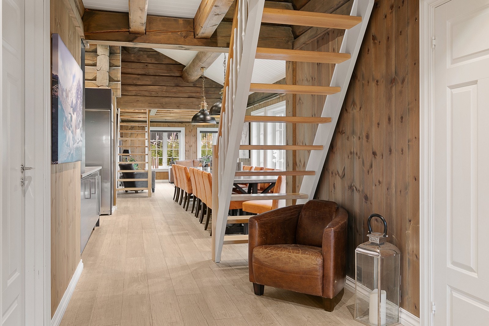 Trapp opp til hver soveromsfløy fra stue/spisestue Galleribilde