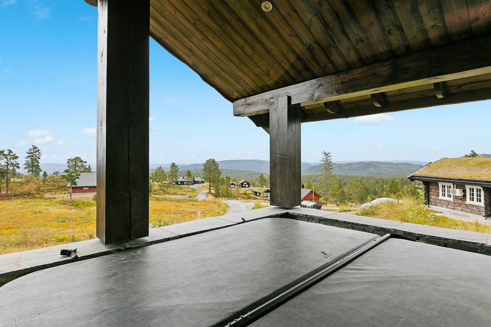 Jacuzzi med takoverbygg Galleribilde