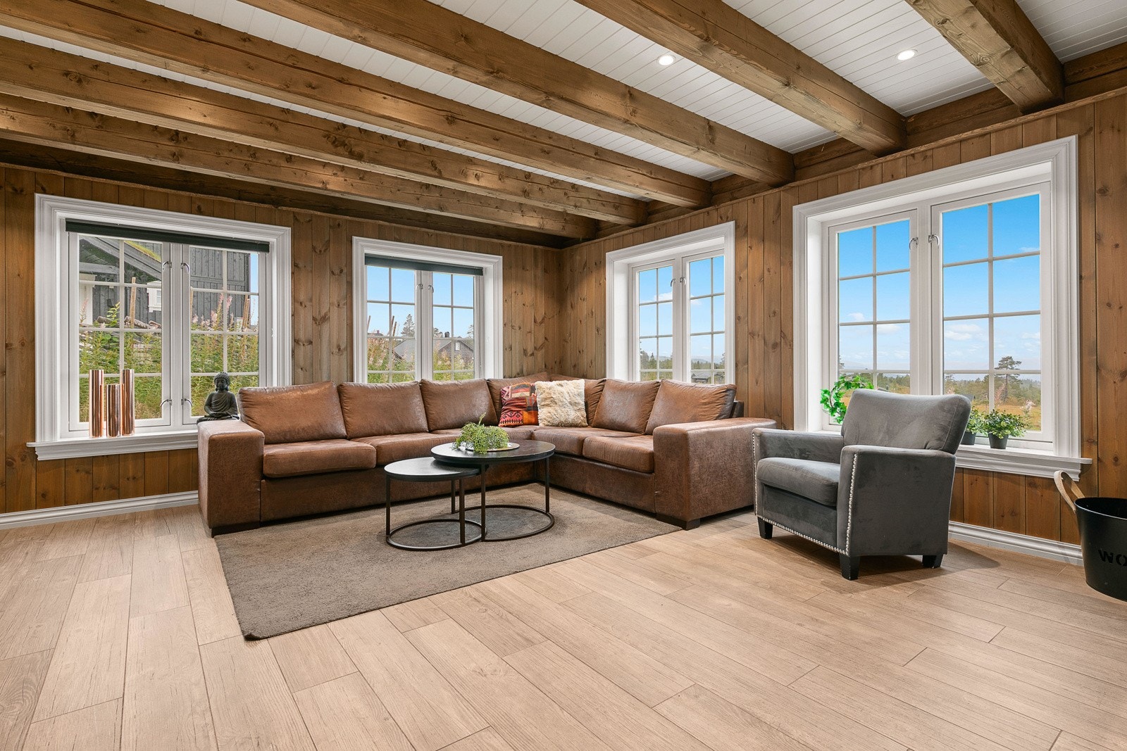 Store vindusflater gir godt dagslys i hytta Galleribilde