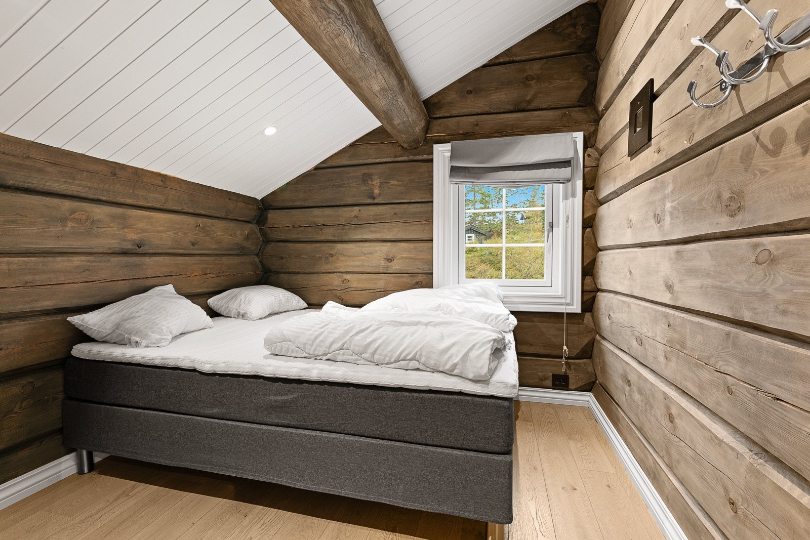 Oppe er det totalt 4 soverom - soveromsfløyen på motsatt side av loftstua Galleribilde