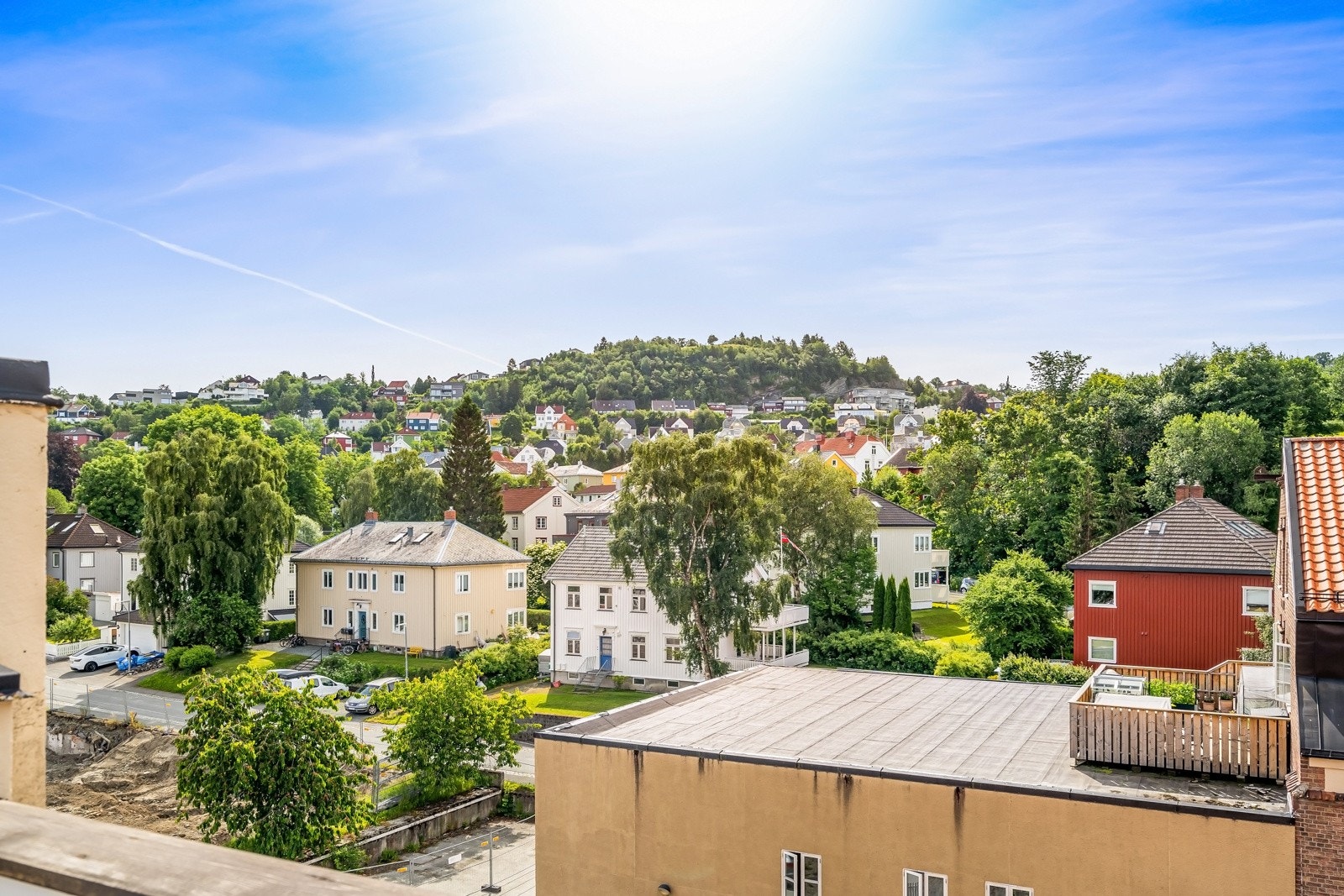 Frostaveien 1 ligger i rolige og hyggelige omgivelser. Borettslaget tilbyr mulighet for leie av parkering, med 30 garasjeplasser. Galleribilde