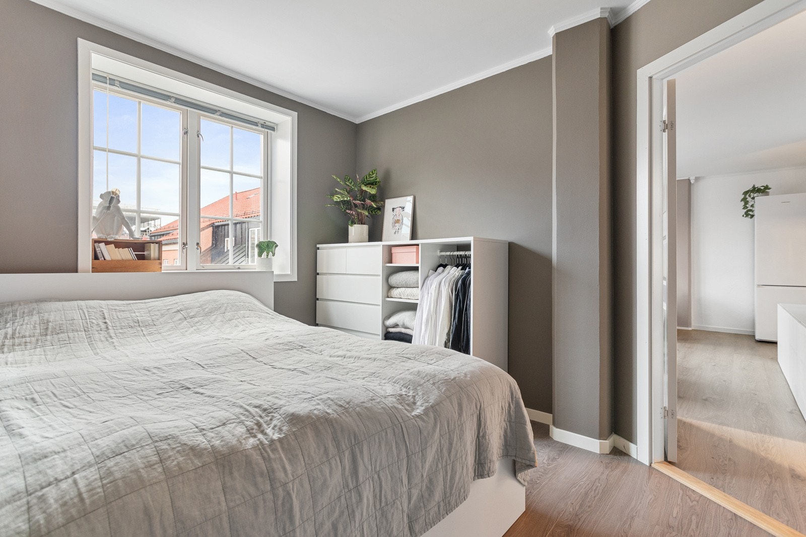 De nøytrale fargene gjør at soverommet enkelt kan innredes etter ønsker og behov. Galleribilde