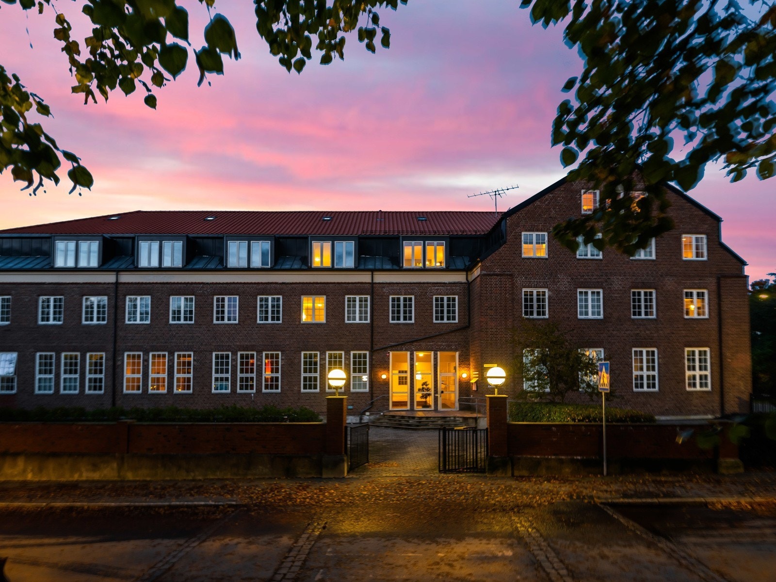 Leiligheten er i 3.etg i et opprinnelig næringslokale som ble ombygd til leiligheter i ca. 1992. Galleribilde