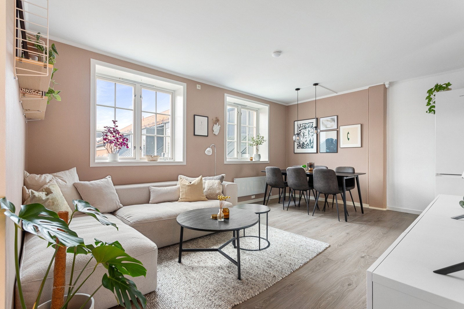 Stuen har god plass til både spisestue og sittegruppe. Galleribilde