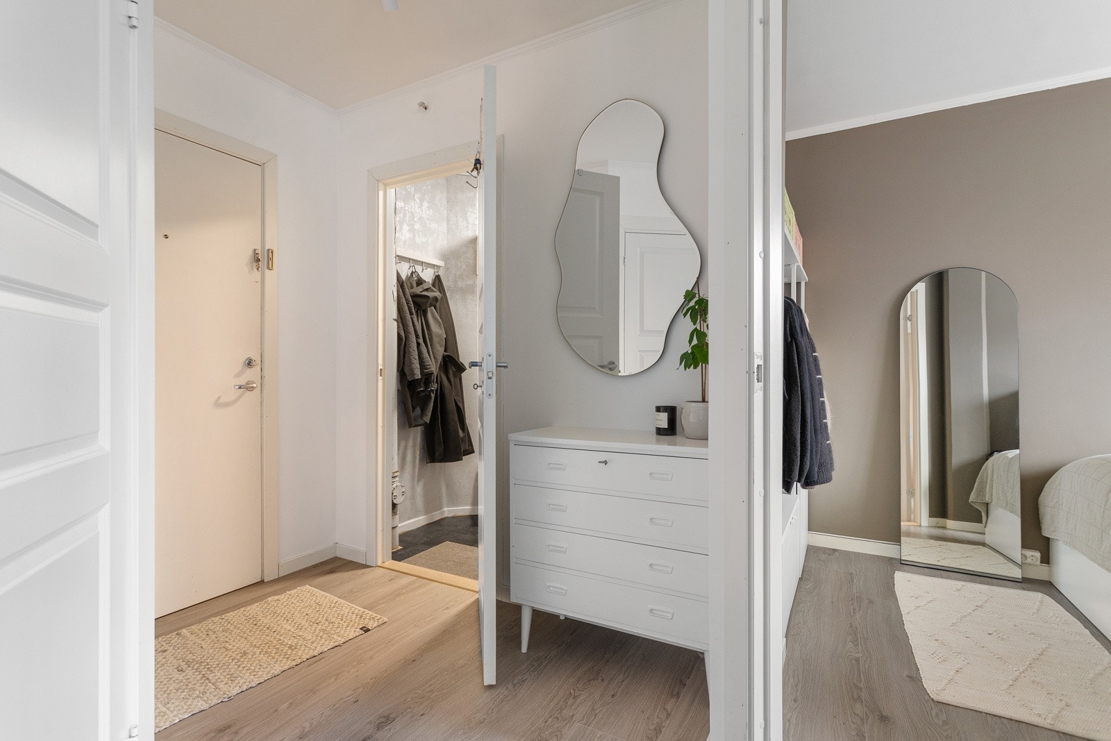 Lys og fin entré med gode oppbevarings muligheter. Galleribilde