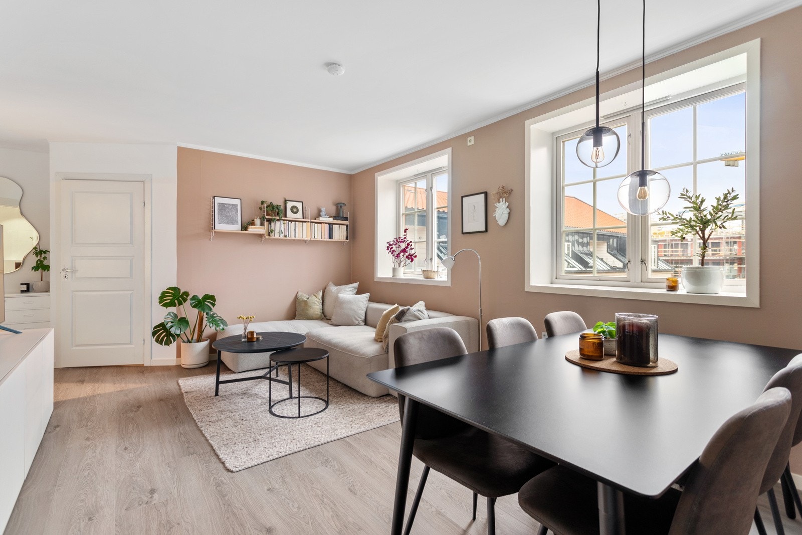 Boligen har en god planløsning og store vindusflater. Galleribilde