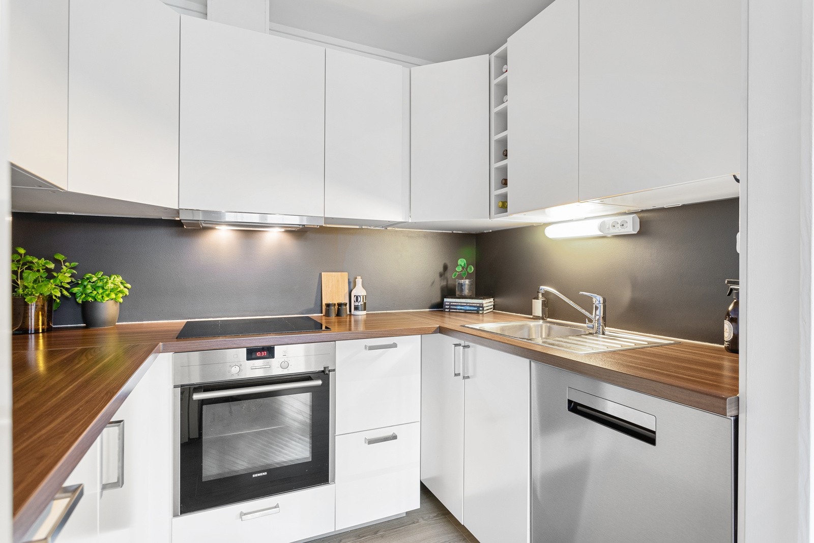 Kjøkkenet er godt utbygget med skap, skuff og benkeplass. Galleribilde