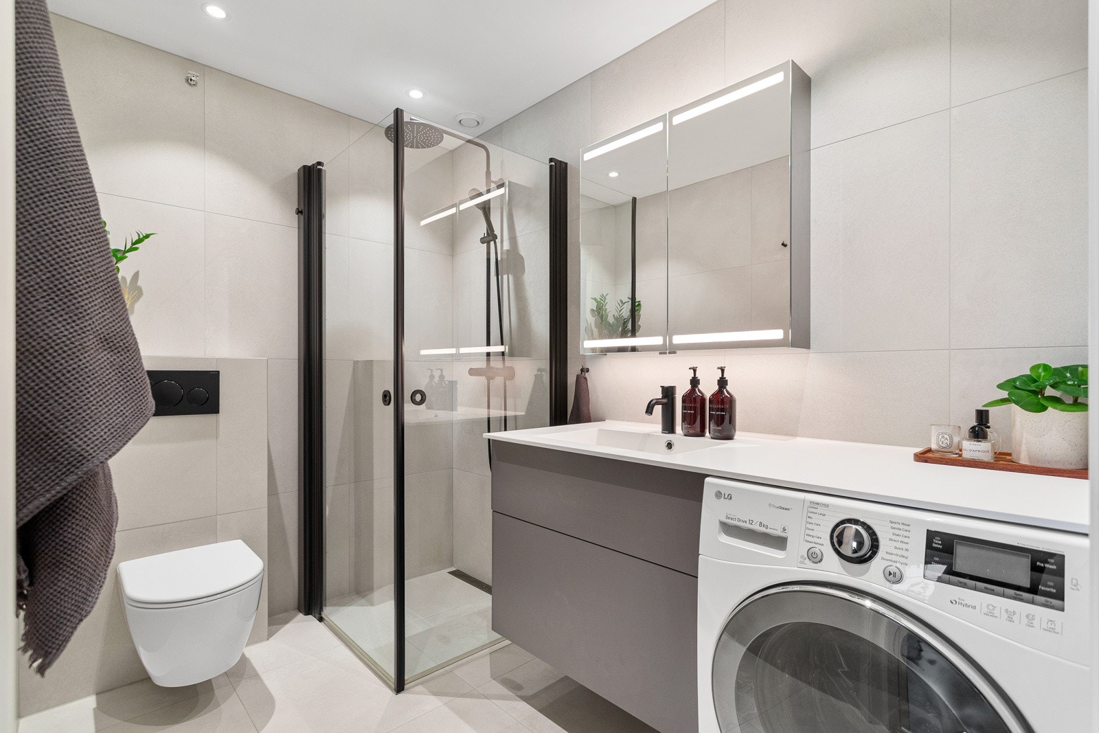 Lekkert bad med dusjkabinett og baderomsinnredning. Galleribilde