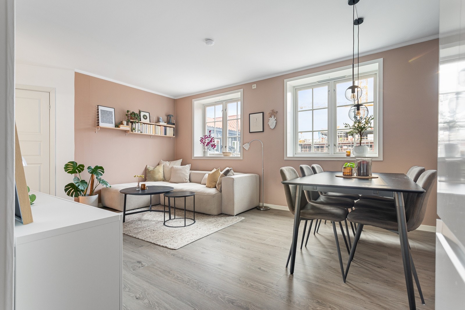 Store vindusflater som gir rikelig med naturlig lysinnslipp, noe som bidrar til en behagelig atmosfære. Galleribilde