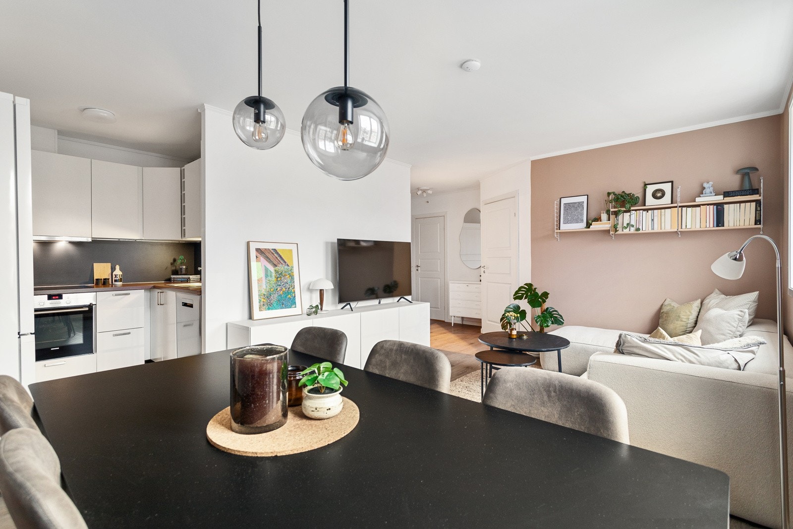 En delikat 2-roms andelsleilighet med sentral og attraktiv beliggenhet. Romslig stue/kjøkken på ca. 24,5m² med ypperlige møbleringsmuligheter Galleribilde