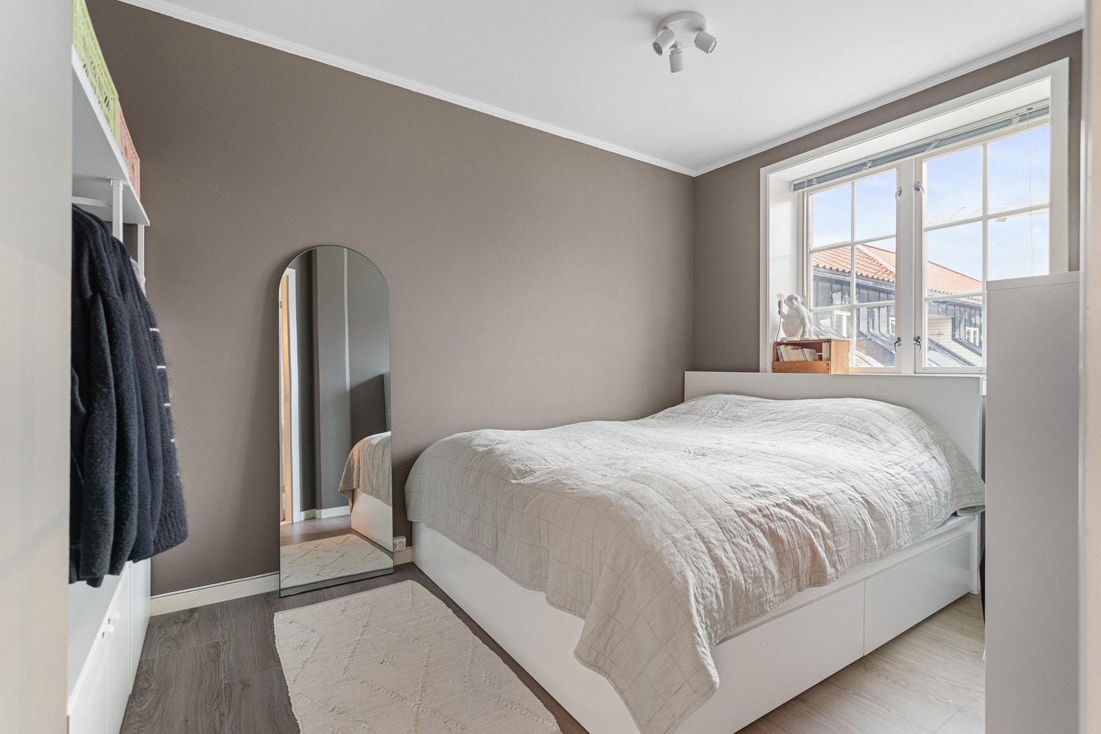 Lyst og moderne soverom som måler 8,5 kvm. Galleribilde