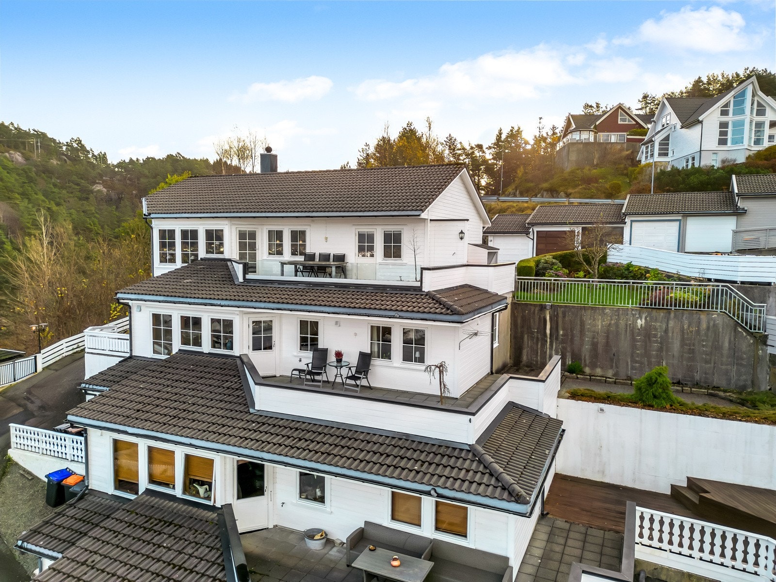 Fasade med terrasse og videre til uteplass på siden av leiligheten. Galleribilde