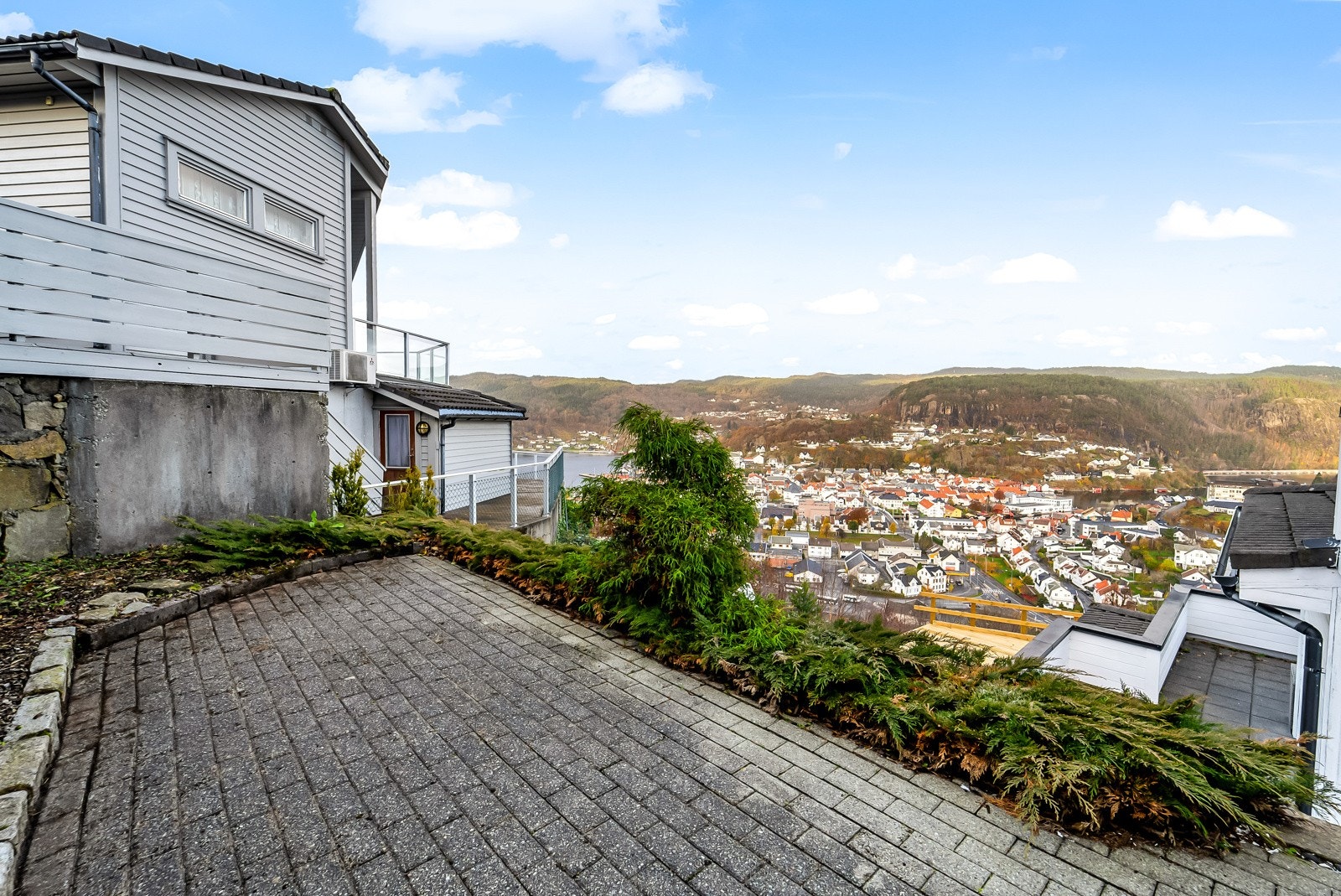Uteplass på siden av leiligheten. Galleribilde