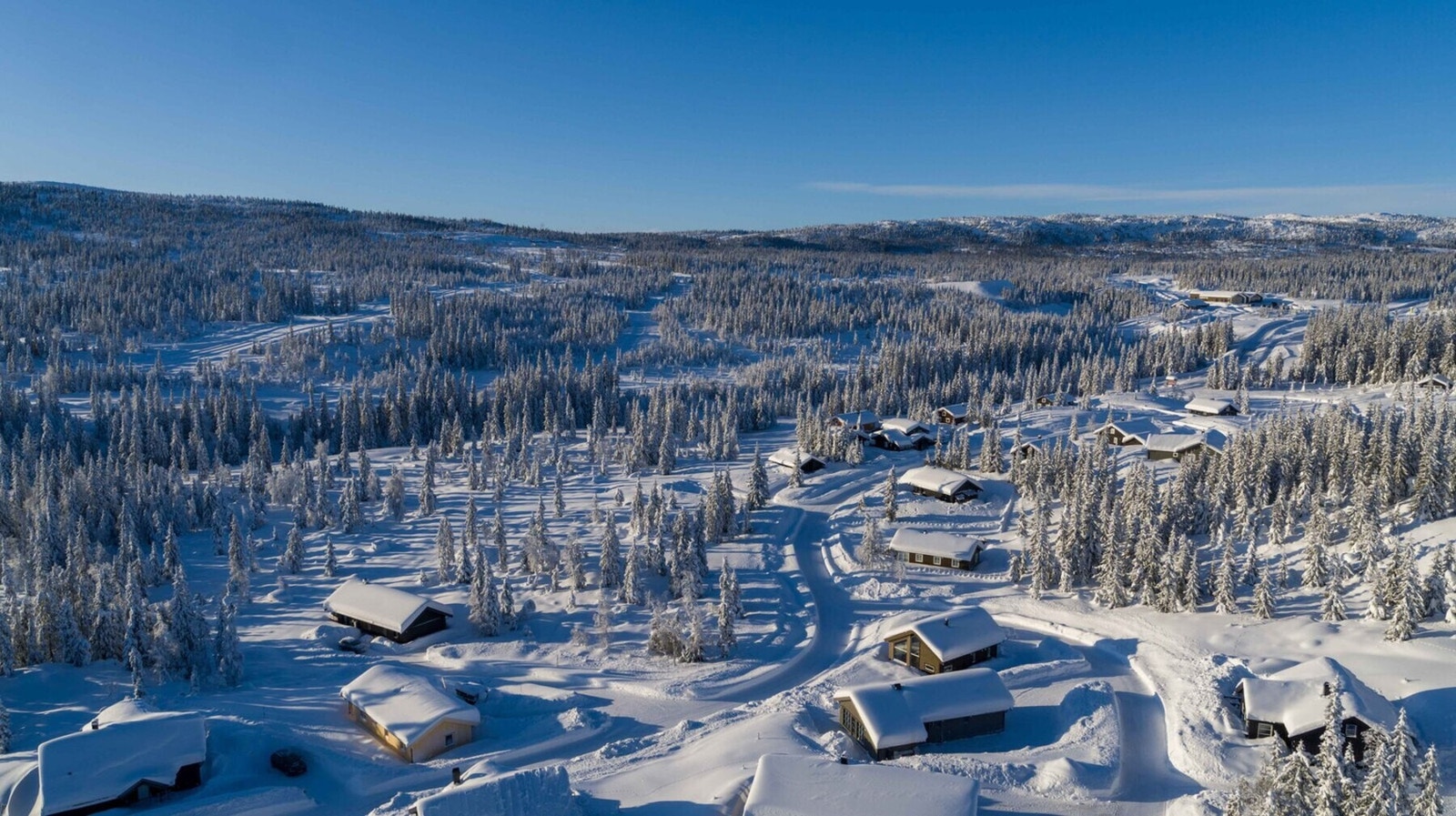 Bilde som viser området, et solfylt område med flott utsikt mot fjellene. Galleribilde