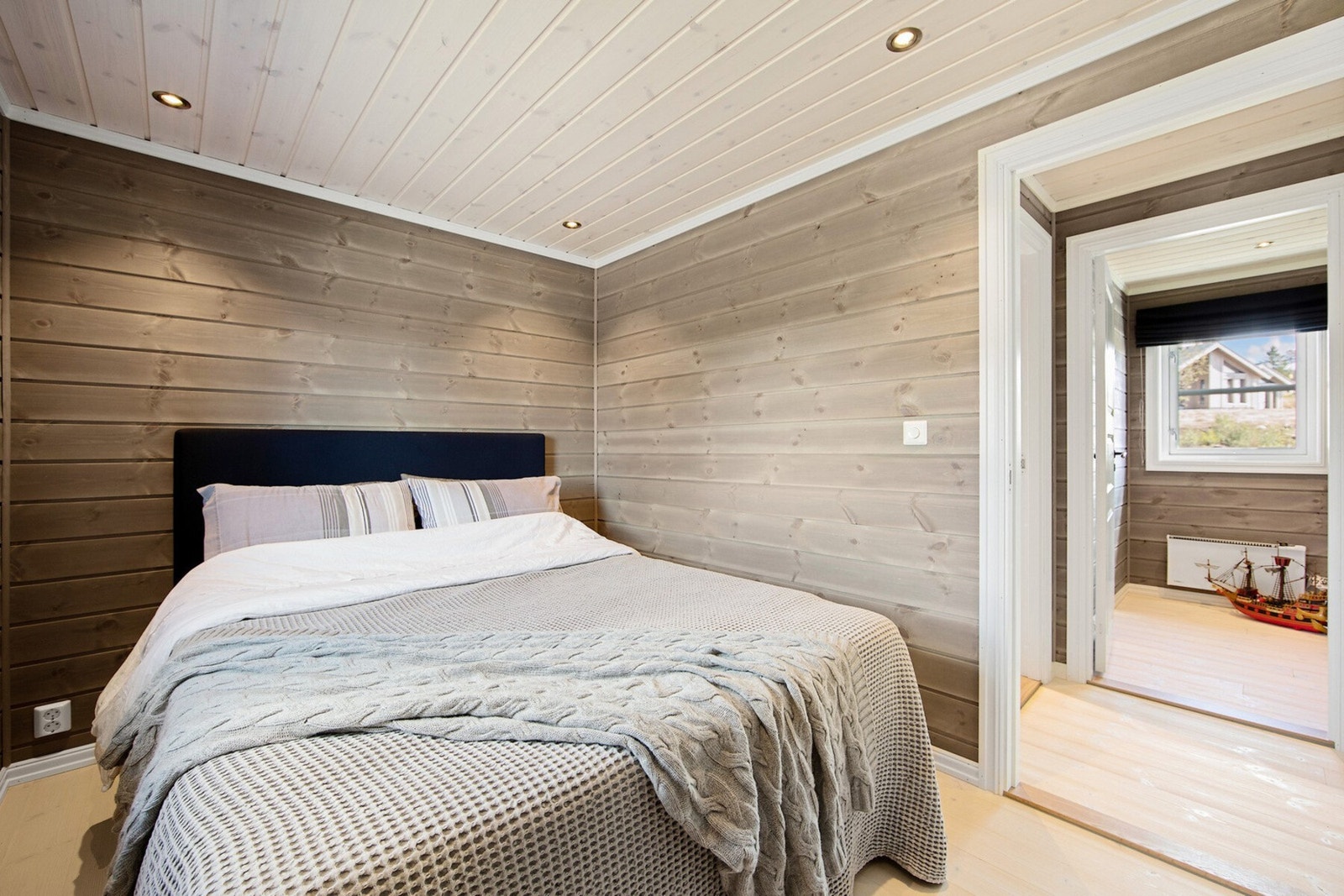 Soverom 1 - med fin plass til dobbelseng. Galleribilde