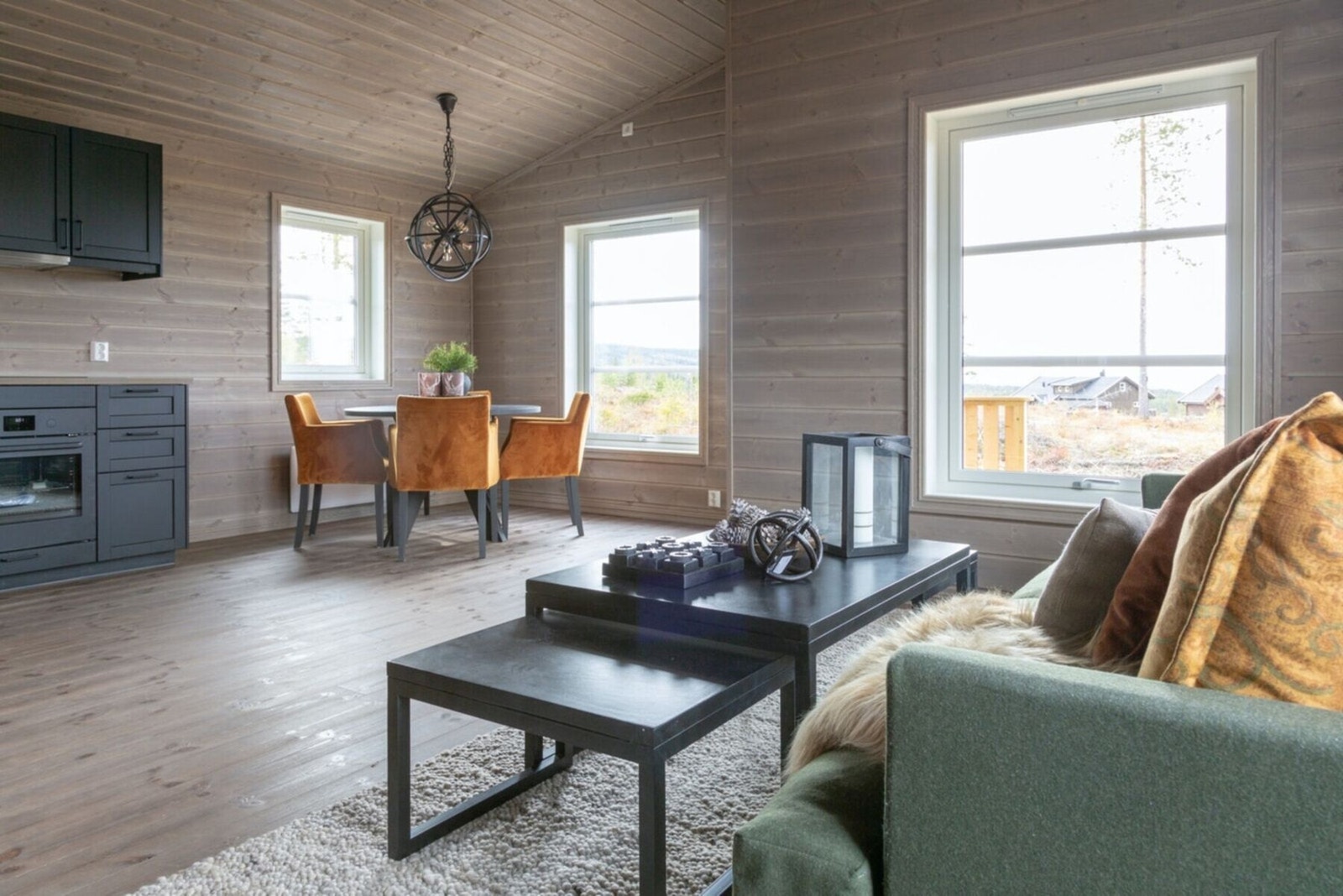 Denne hyttemodellen har god plass til sittegrupper, og er enkel å møblere. (OBS - bildet viser standard modell med mindre stue) Galleribilde