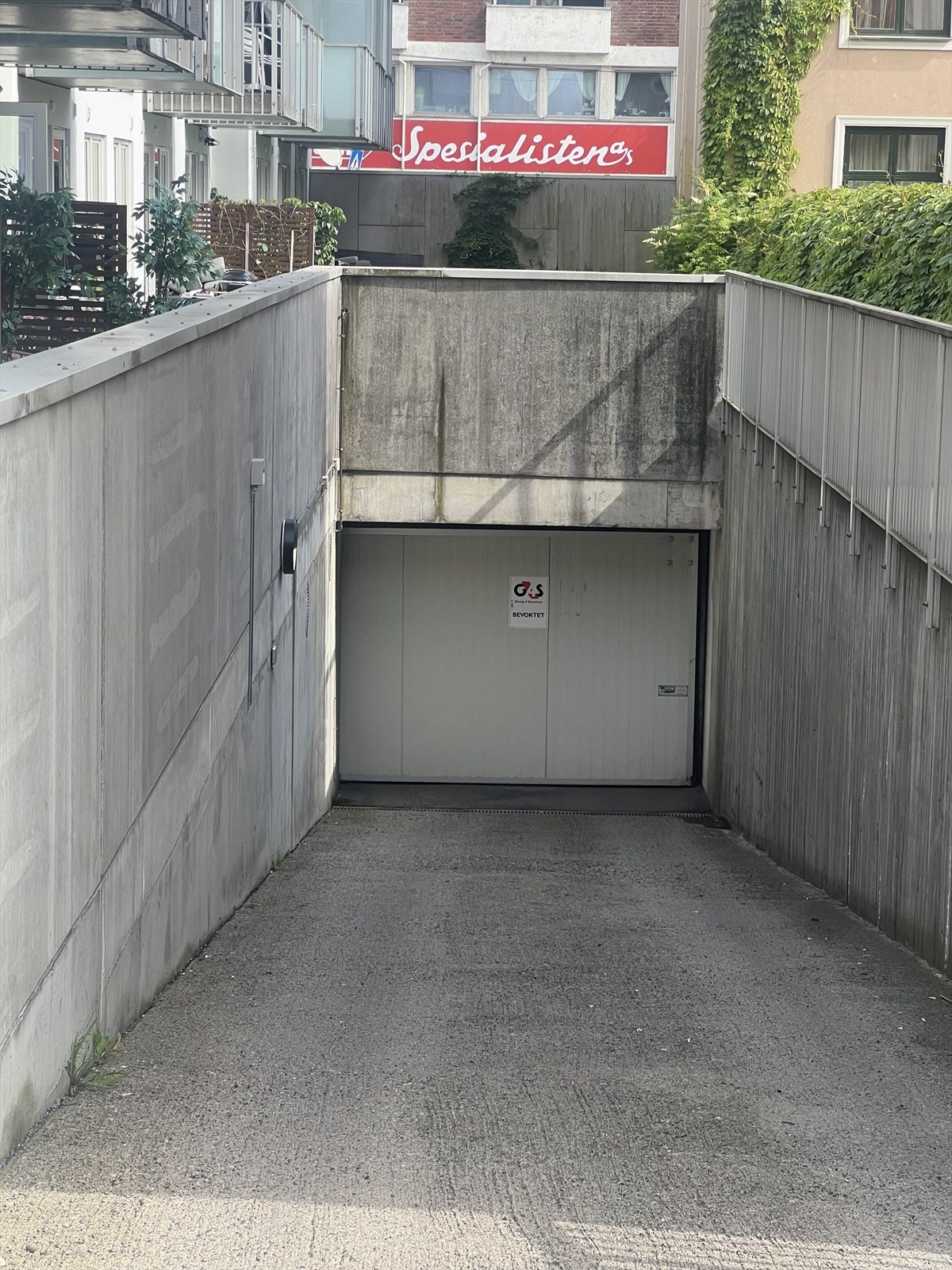 Innkjøring til lukket garasjeanlegg, fra Nordlandsgata11. Galleribilde