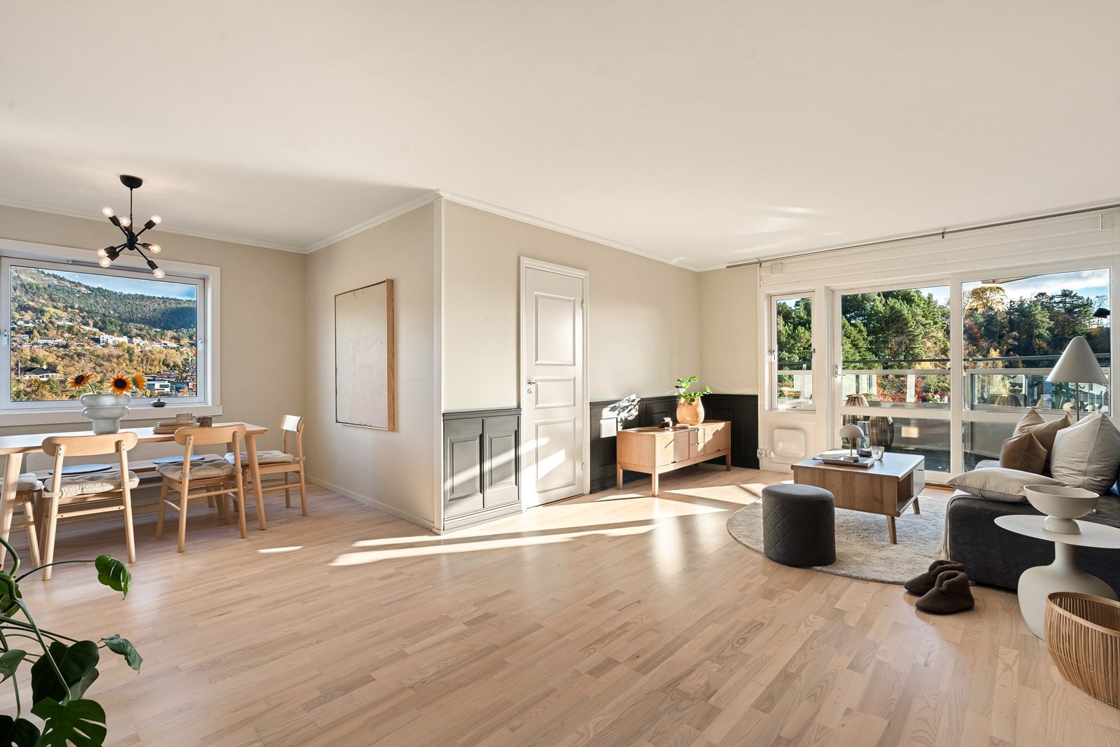 Her bor du i en lekker leilighet med flott utsikt fra alle rom og godt med lys! Galleribilde