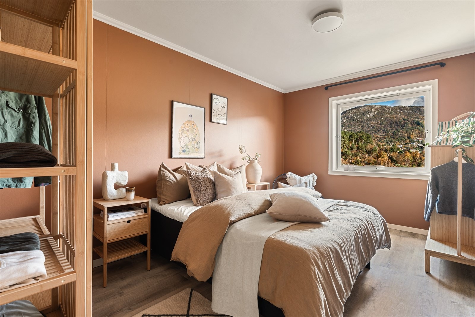 Hovedsoverom er av god størrelse med plass til å innrede med ønskelig soveromsmøblement! Galleribilde