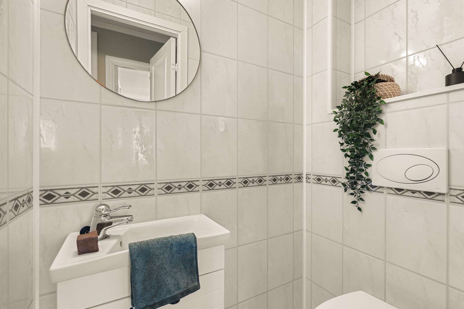 Eget toalettrom fra 2011, opplyst renovert av fagfolk i regi av borettslaget. Galleribilde