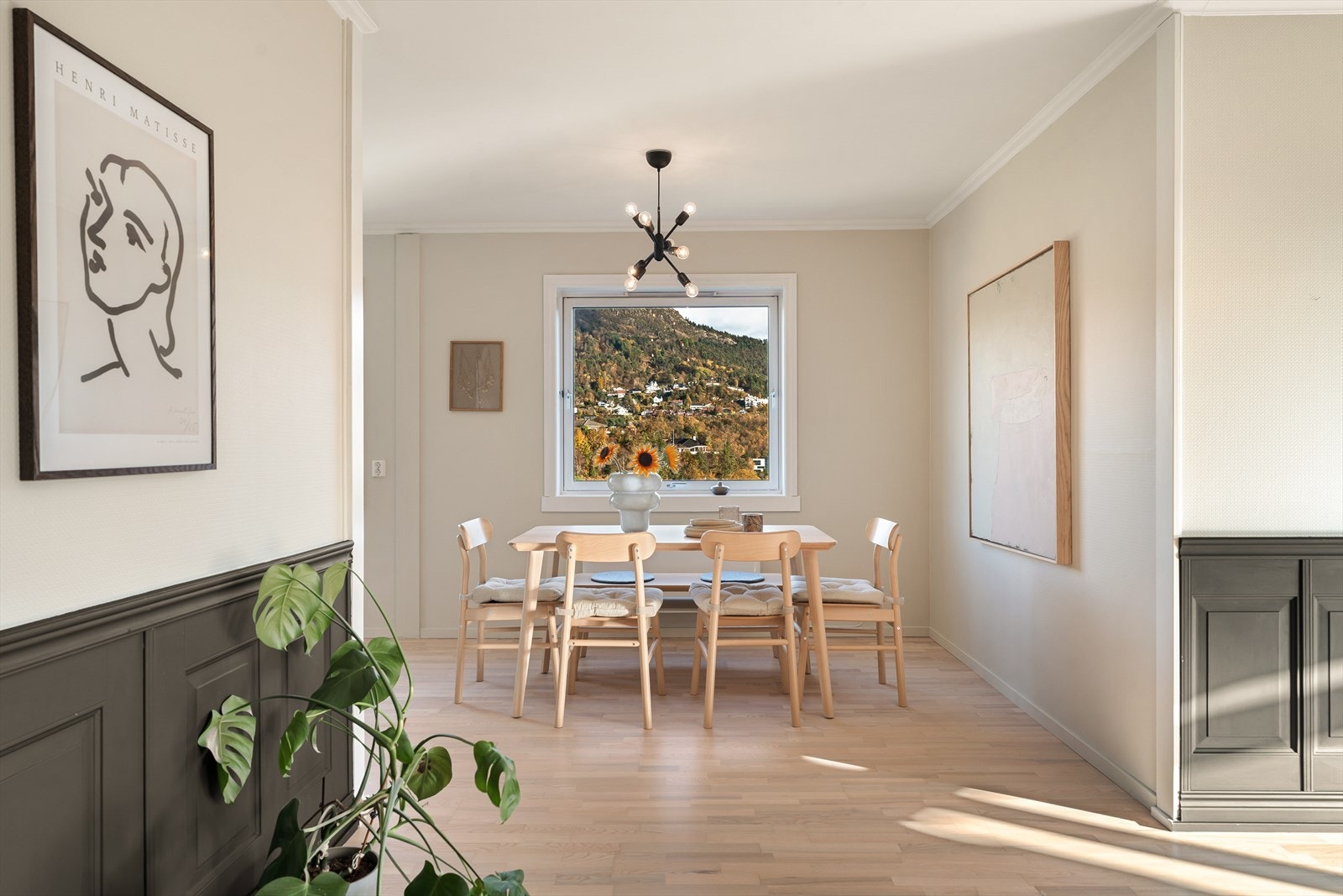 Den flotte utsikten kan også nytes fra spisestuen. Galleribilde