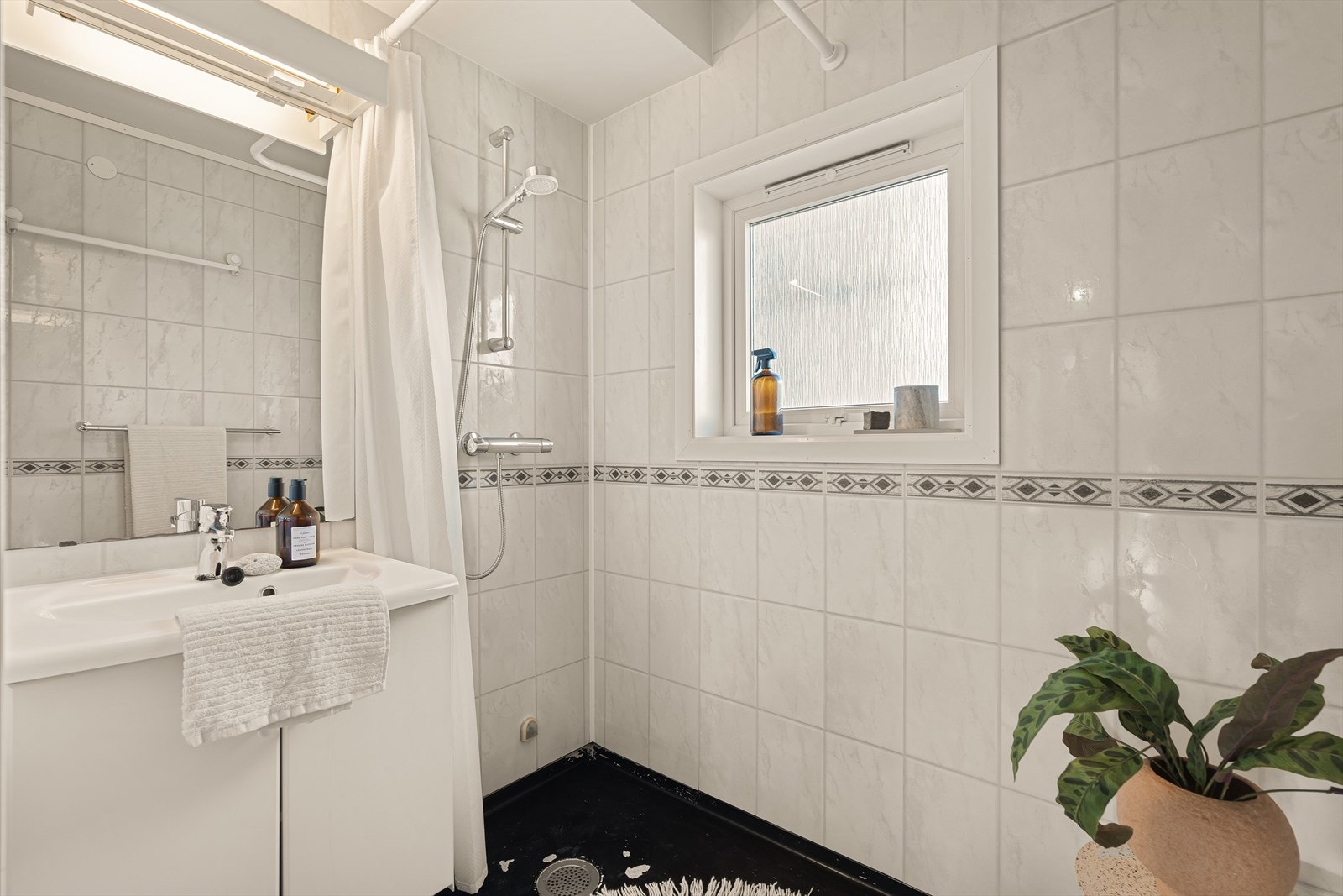 Baderommet er opplyst å være pusset opp i 2011 av fagfolk i regi av borettslaget. Galleribilde