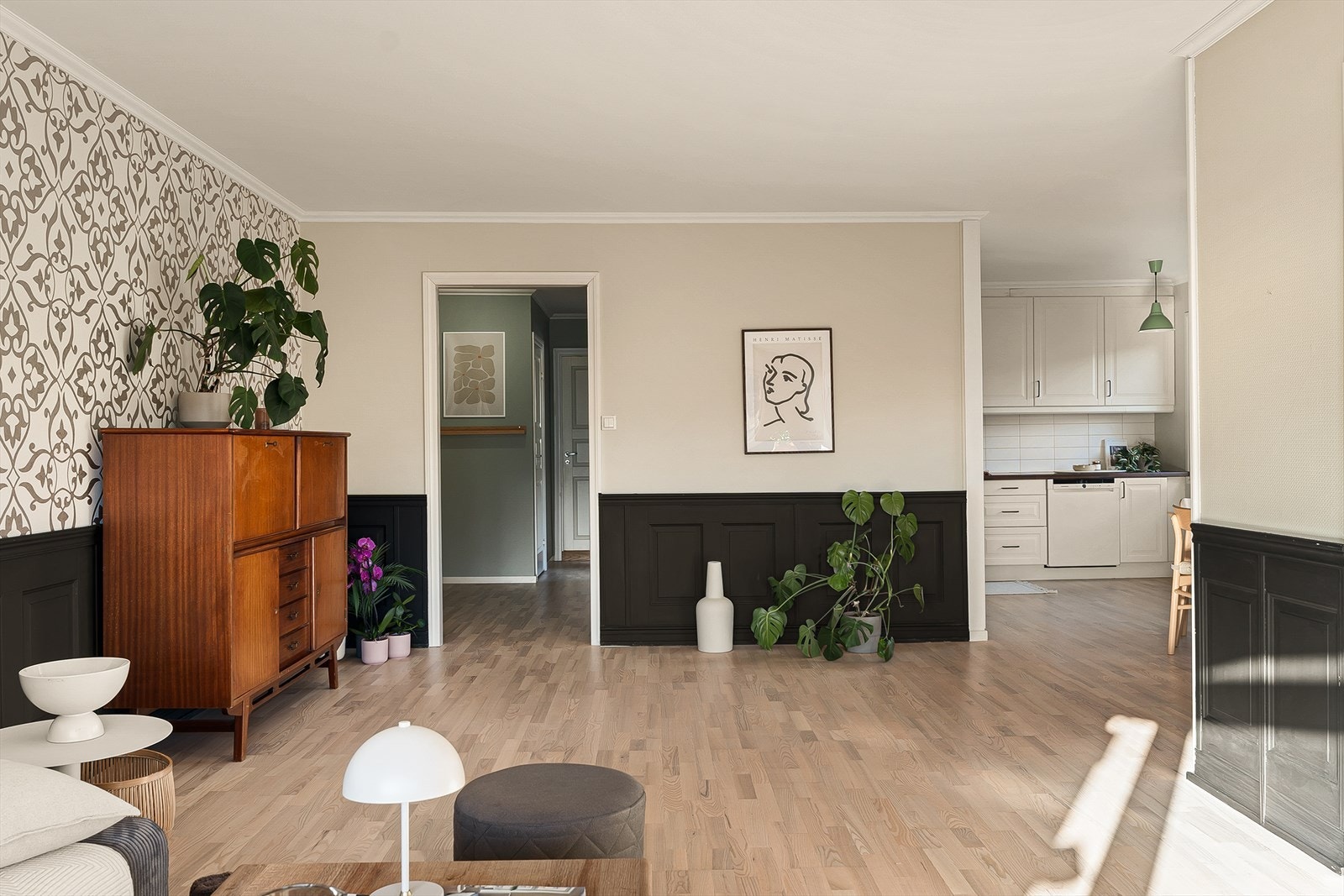 Fra gangen har man adkomst til leilighetens hjerte - stue med åpen kjøkkenløsning. Galleribilde