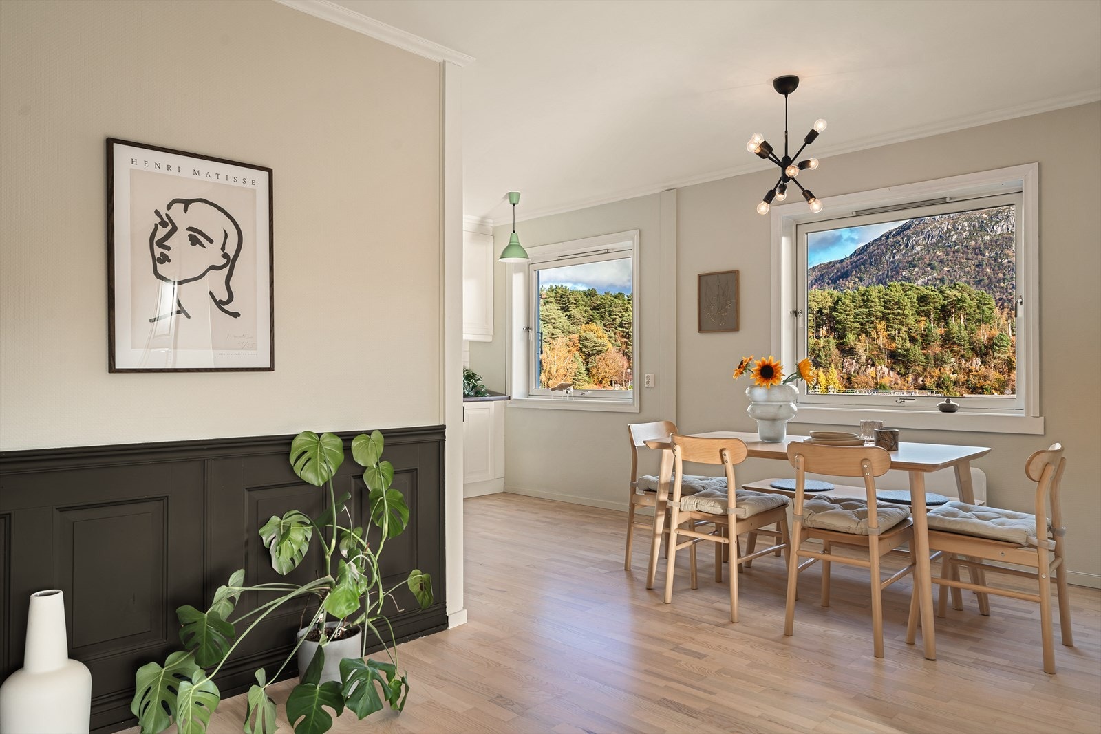 Leiligheten har flere gode vindusflater som skaper et lyst og fint preg over leiligheten! Galleribilde