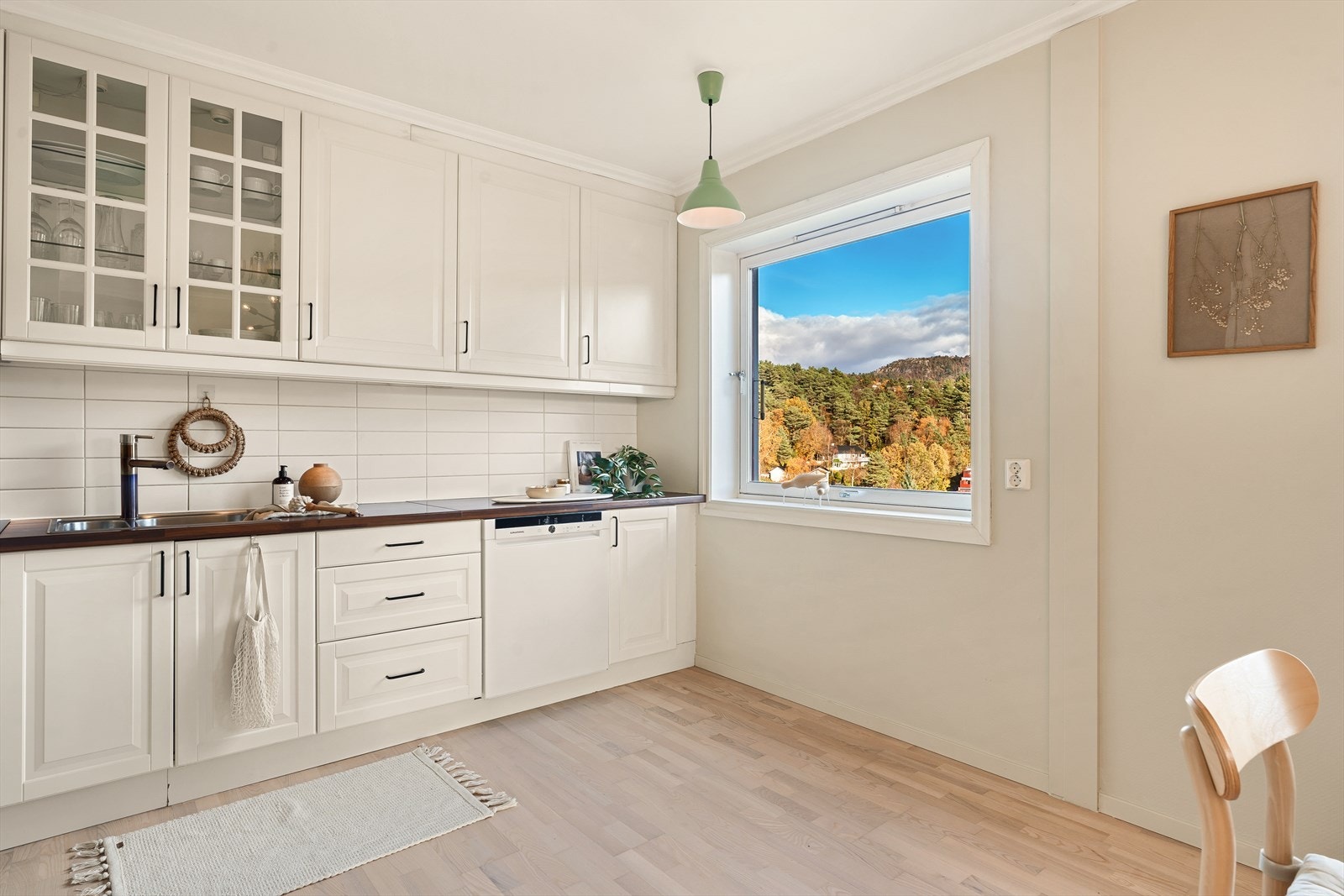 Tidløst kjøkken med svært god benk - og skapplass! Galleribilde