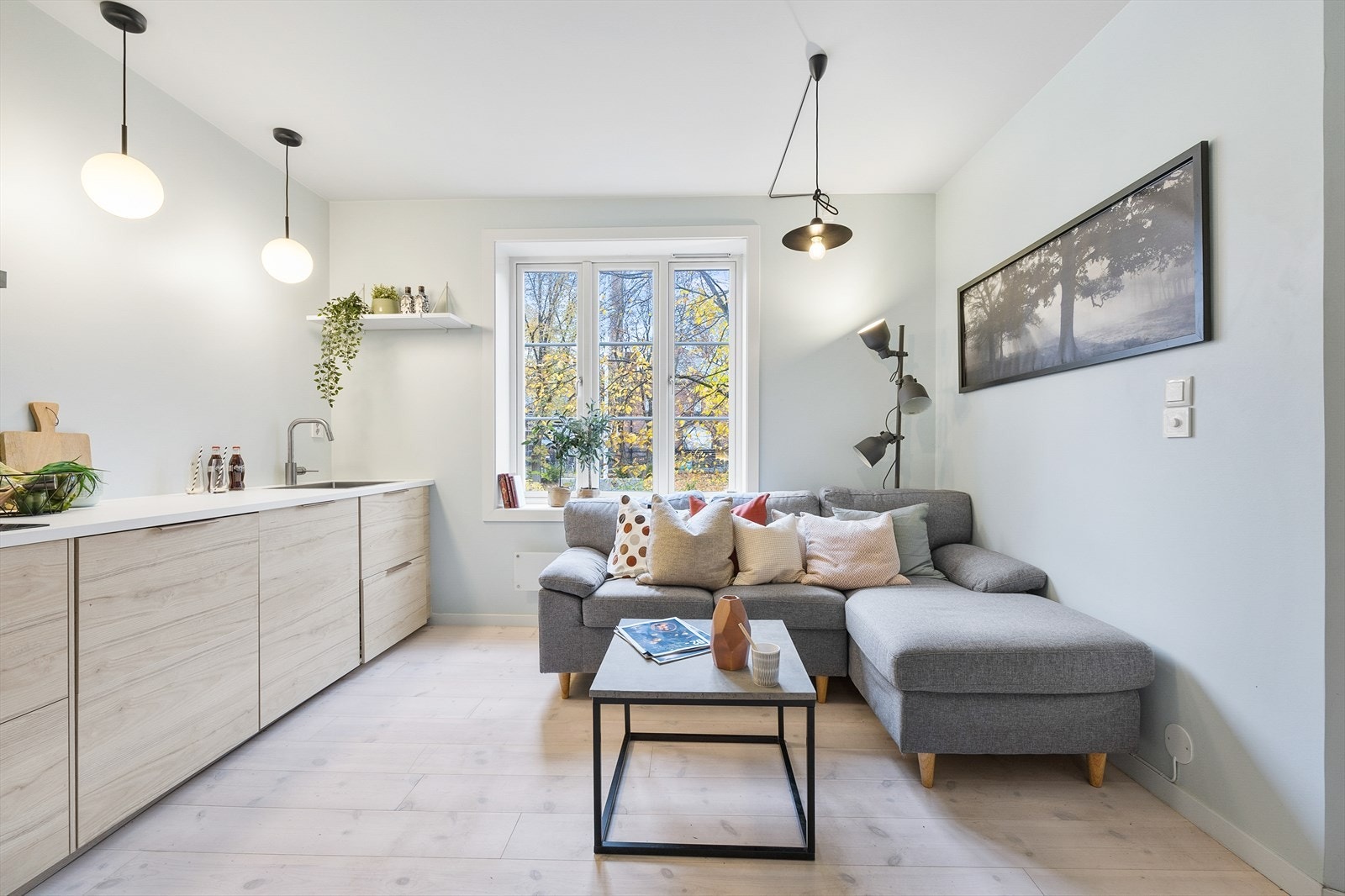 - Store vindusflater som slipper inn rikelig med naturlig lys - Galleribilde