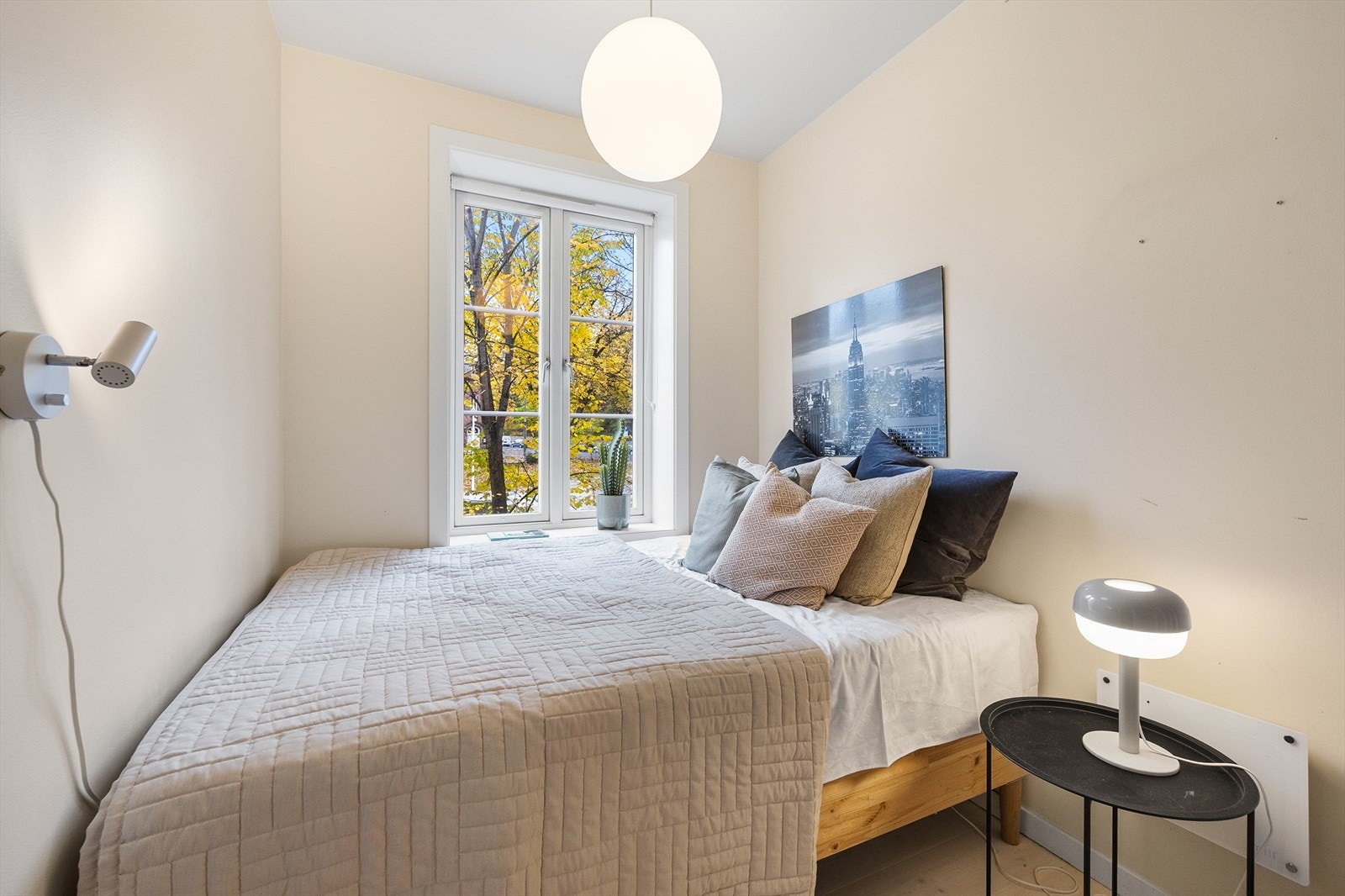 - Hyggelig soverom med plass til dobbeltseng og nattbord - Galleribilde