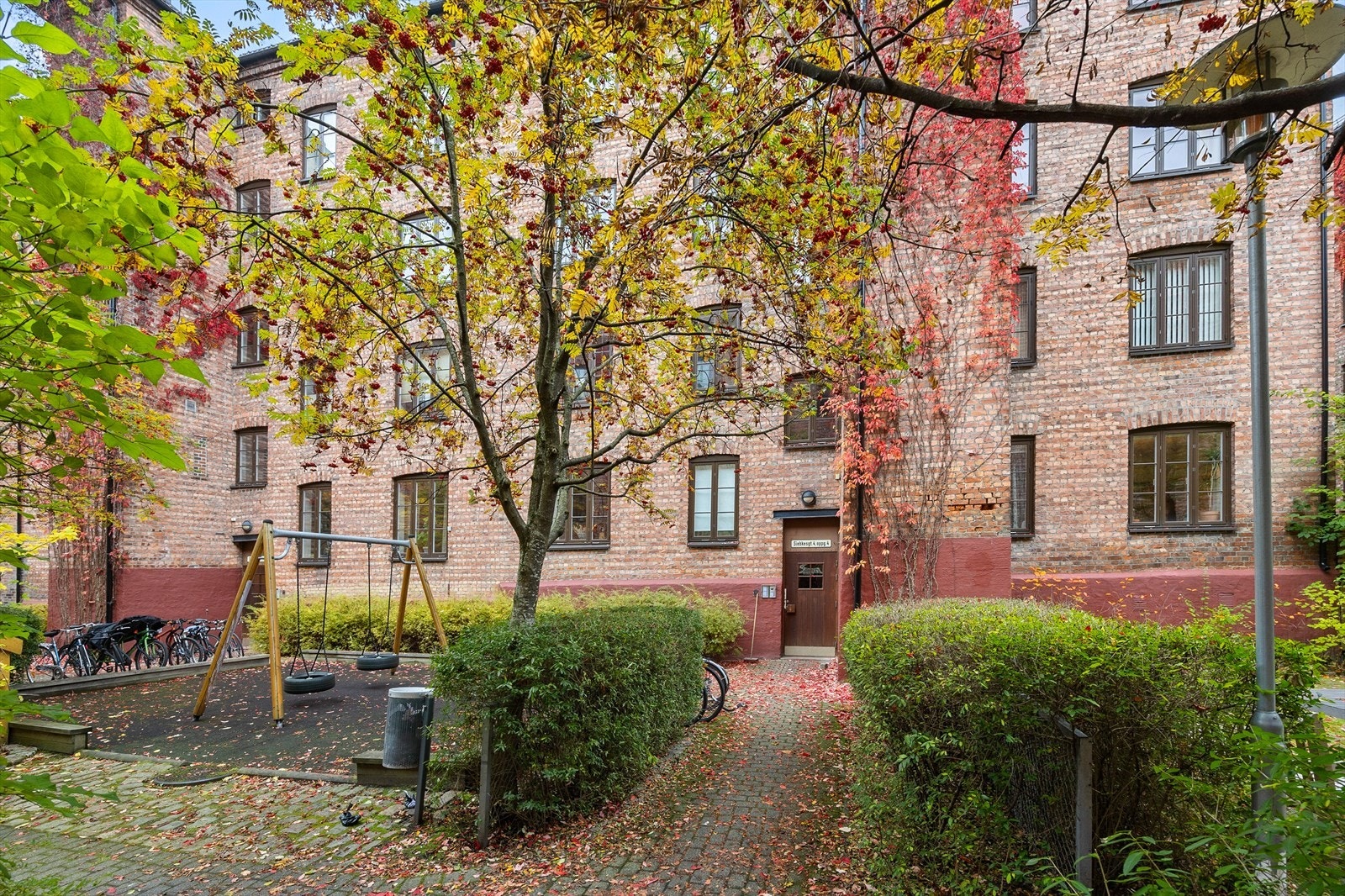 - Koselig bakgård med flere sittegrupper og prydbusker - Galleribilde