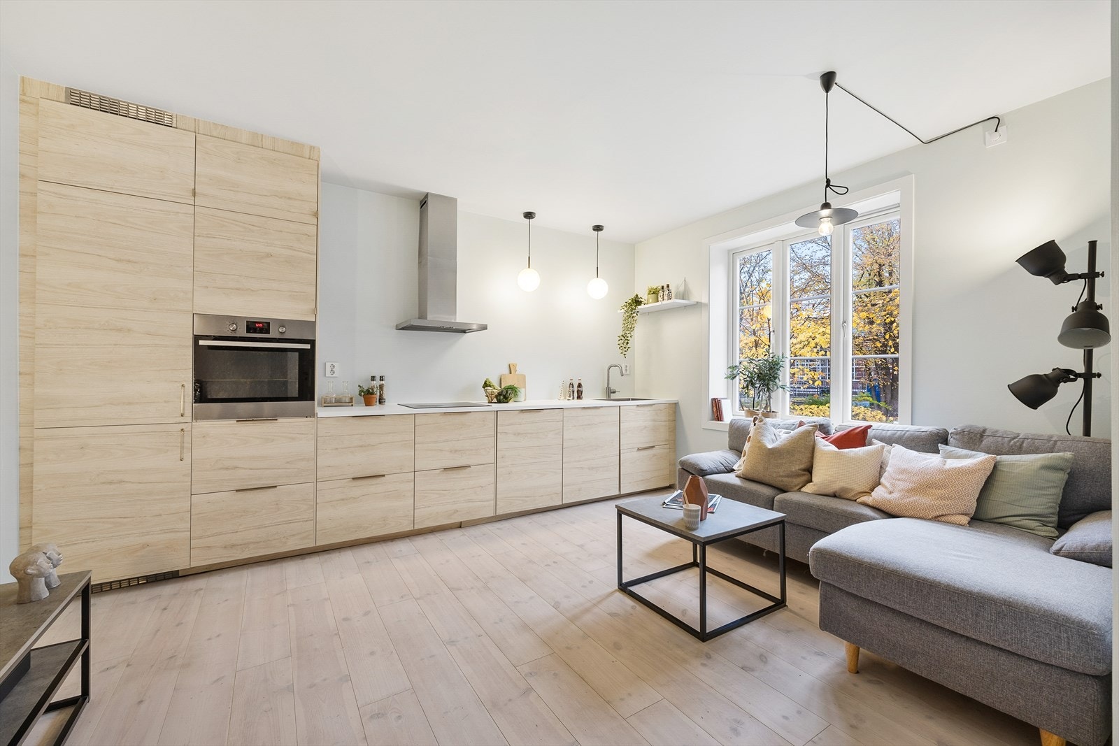 -Elegant kjøkken med integrerte hvitevarer og god skap og benkeplass - Galleribilde