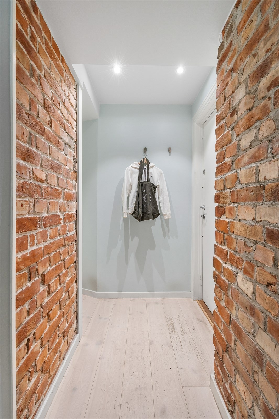 - Entré med eksponert teglsteinsvegger som gir leiligheten karakter og særpreg - Galleribilde