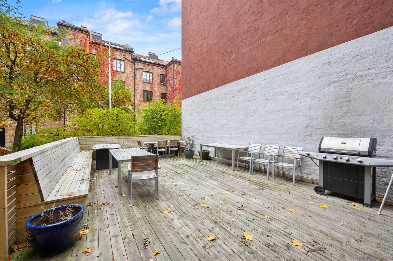 - Felles terrasse med grill og muligheter for koselige sommerkvelder - Galleribilde