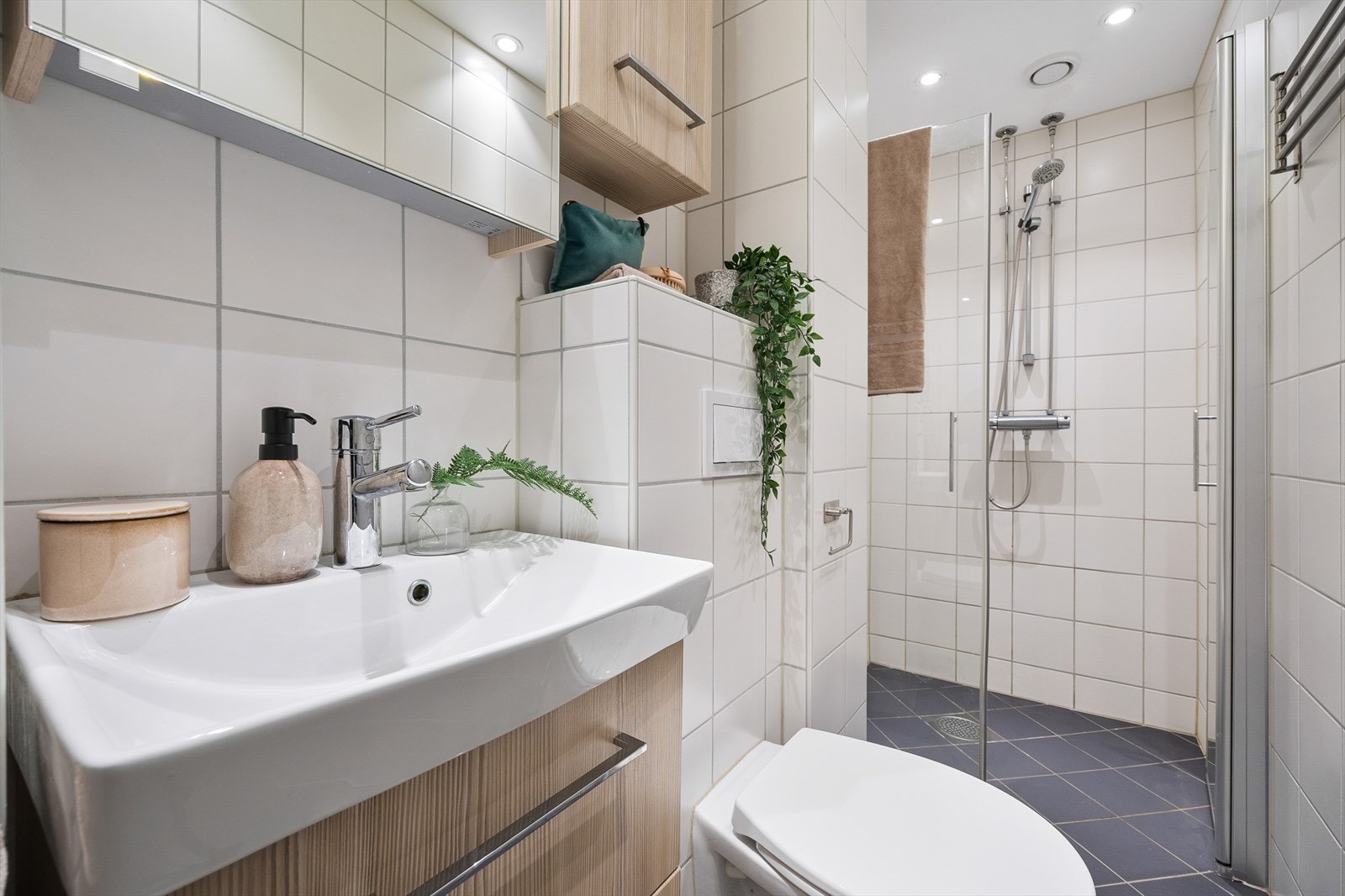 - Bad med moderne innredning og god oppbevaringsplass - Galleribilde