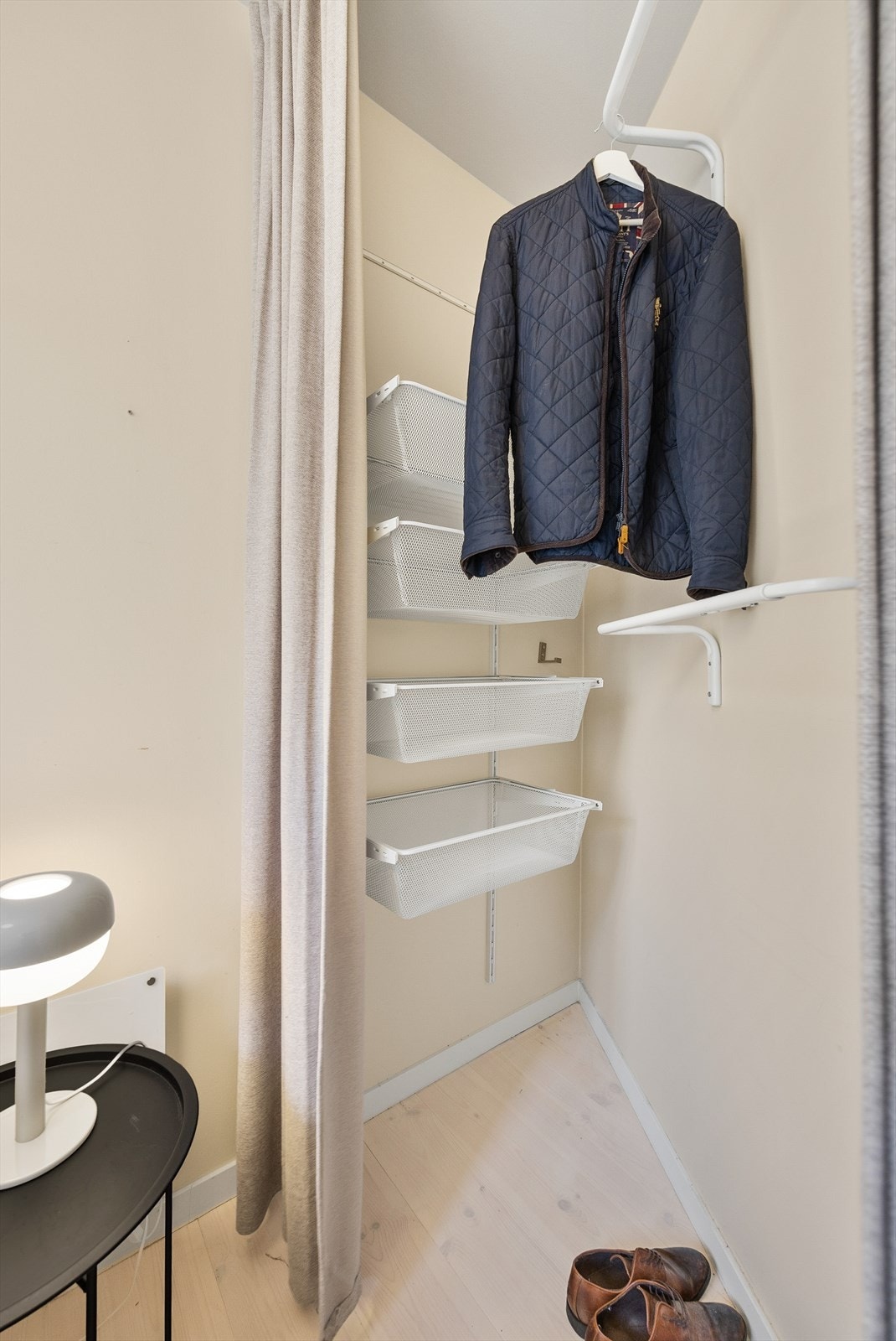 - Det er også rom for oppbevaring av klær i praktiske bokser under sengen - Galleribilde