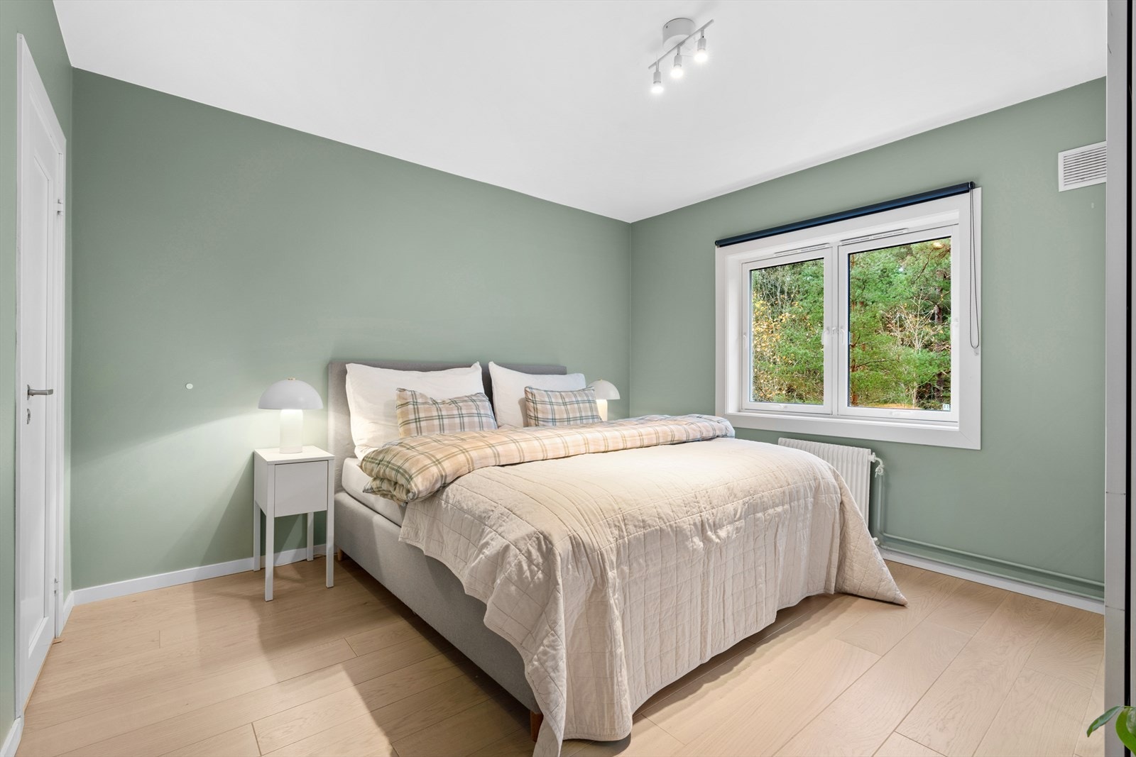 Romslig hovedsoverom med god plass til dobbeltseng. Galleribilde