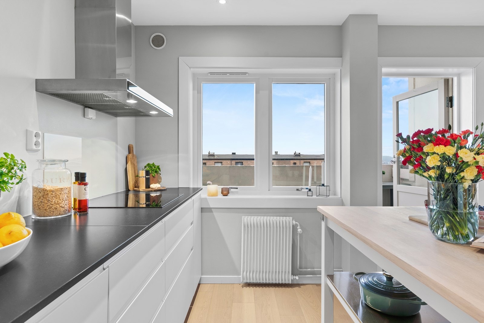 Kjøkkenet har godt med naturlig lys. Galleribilde