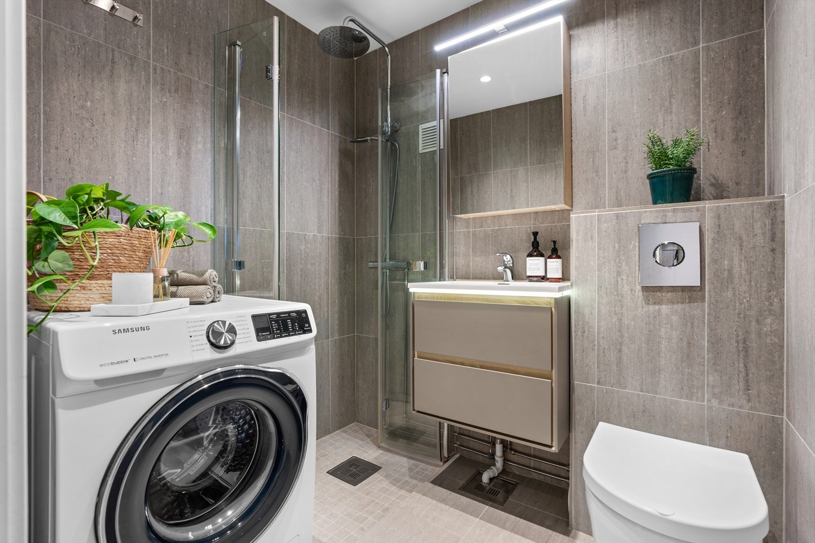 Pent flislagt bad pusset opp i 2017 med varmekabler. Galleribilde